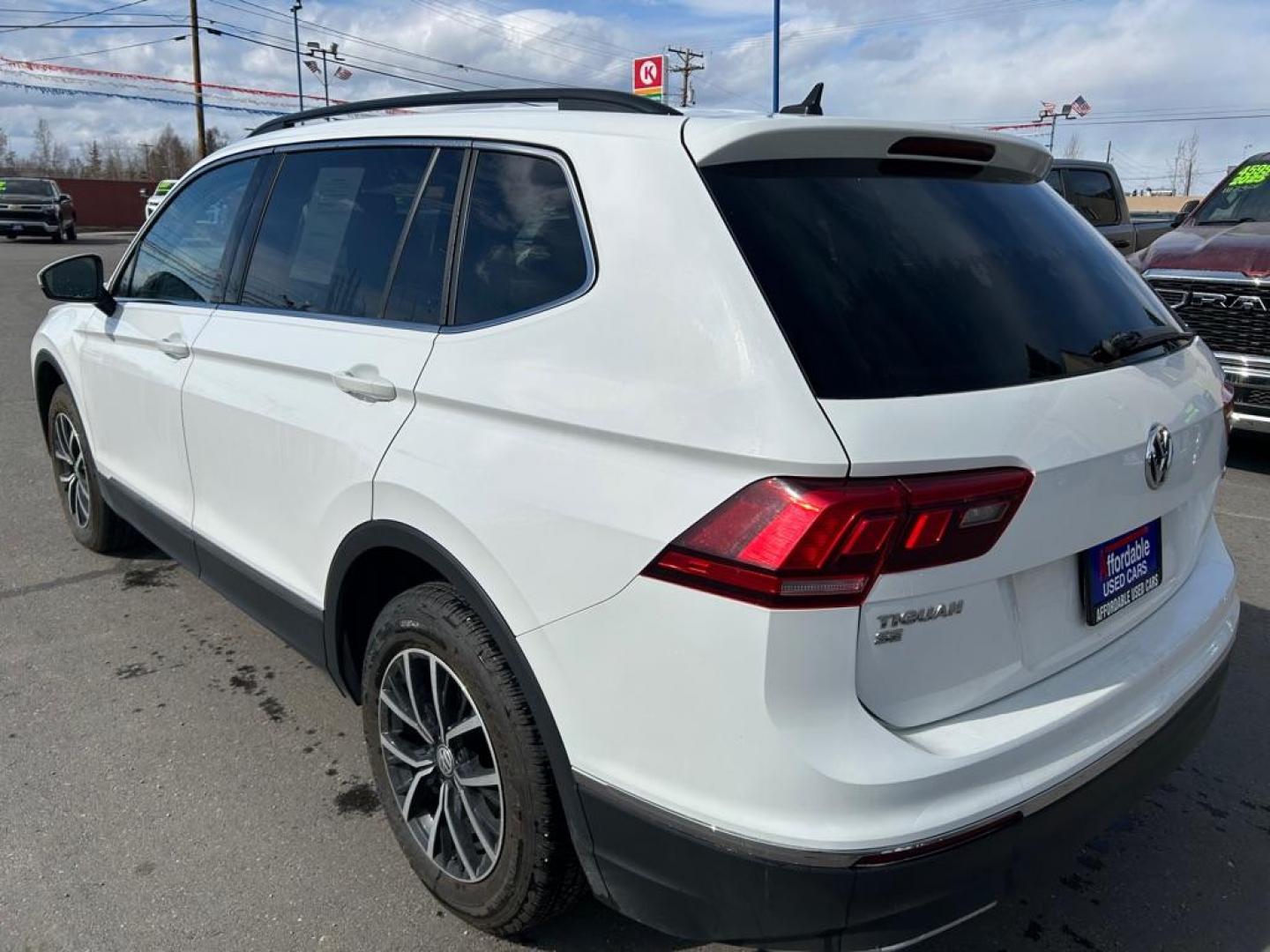 2021 WHITE VOLKSWAGEN TIGUAN SE (3VV2B7AX8MM) with an 2.0L engine, Automatic transmission, located at 2525 S. Cushman, Fairbanks, AK, 99701, (907) 452-5707, 64.824036, -147.712311 - Photo#3