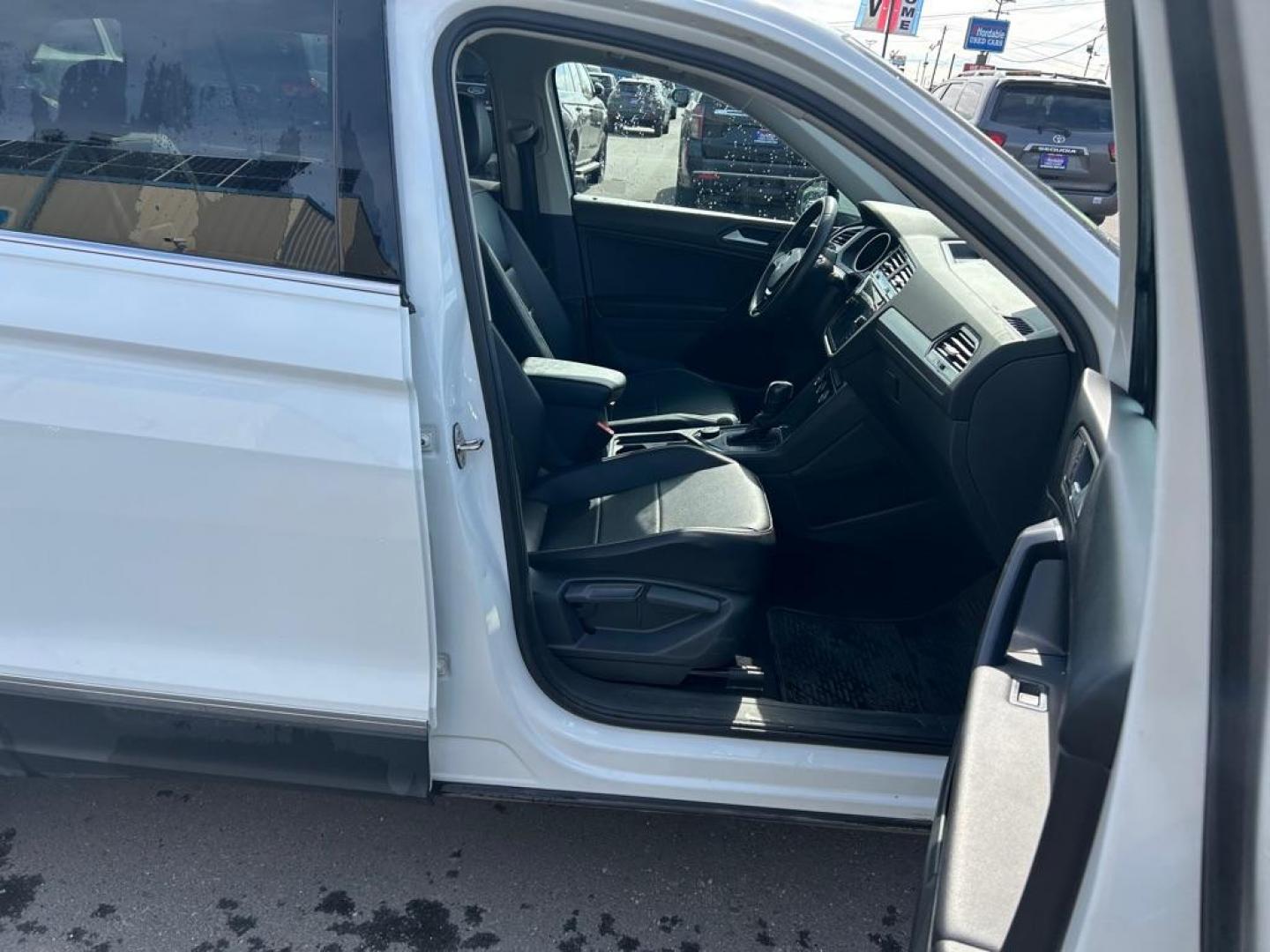 2021 WHITE VOLKSWAGEN TIGUAN SE (3VV2B7AX8MM) with an 2.0L engine, Automatic transmission, located at 2525 S. Cushman, Fairbanks, AK, 99701, (907) 452-5707, 64.824036, -147.712311 - Photo#4