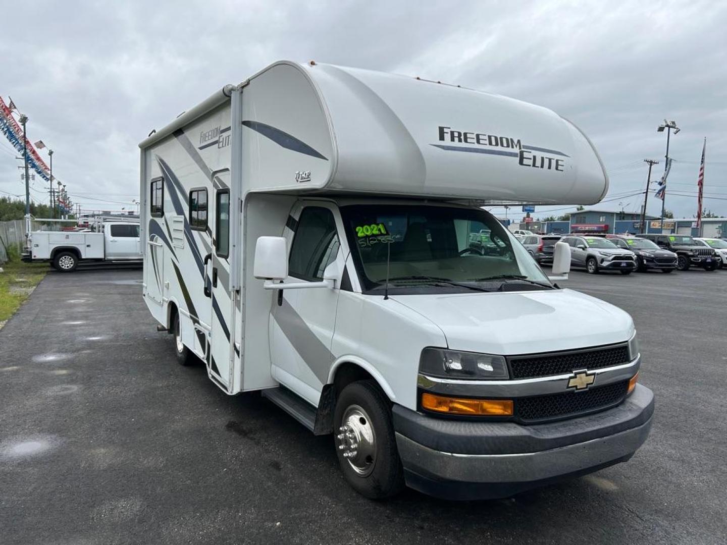 2021 WHITE THOR FREEDOM EXPRESS M-22HE GM (1GB3GSCG2L1) with an 6.0L engine, Automatic transmission, located at 2525 S. Cushman, Fairbanks, AK, 99701, (907) 452-5707, 64.824036, -147.712311 - Photo#1