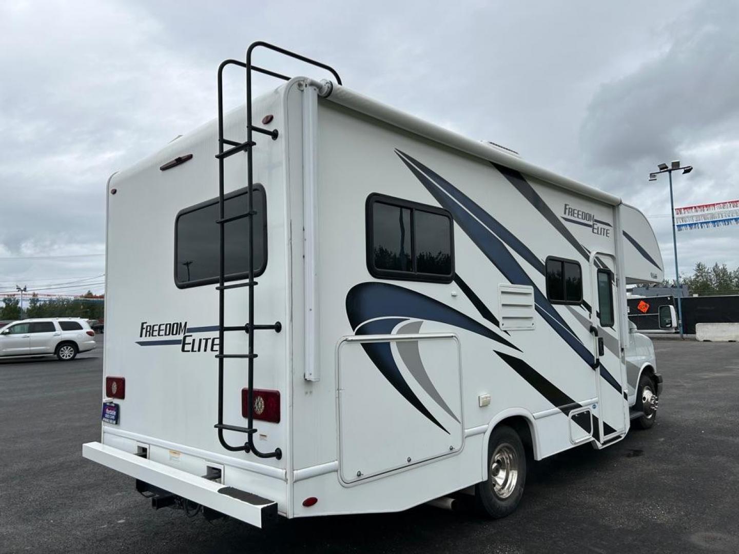 2021 WHITE THOR FREEDOM EXPRESS M-22HE GM (1GB3GSCG2L1) with an 6.0L engine, Automatic transmission, located at 2525 S. Cushman, Fairbanks, AK, 99701, (907) 452-5707, 64.824036, -147.712311 - Photo#2