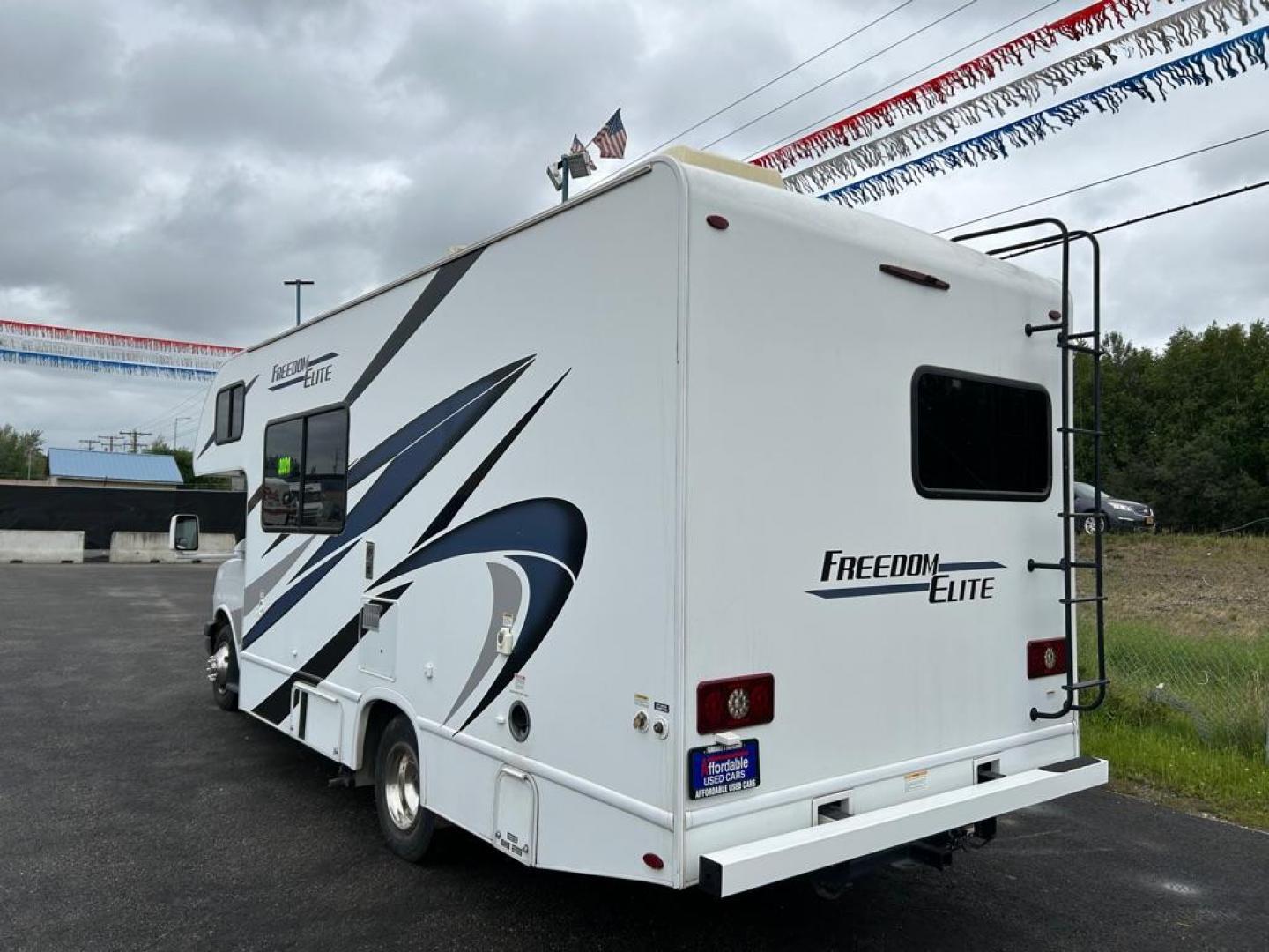 2021 WHITE THOR FREEDOM EXPRESS M-22HE GM (1GB3GSCG2L1) with an 6.0L engine, Automatic transmission, located at 2525 S. Cushman, Fairbanks, AK, 99701, (907) 452-5707, 64.824036, -147.712311 - Photo#3