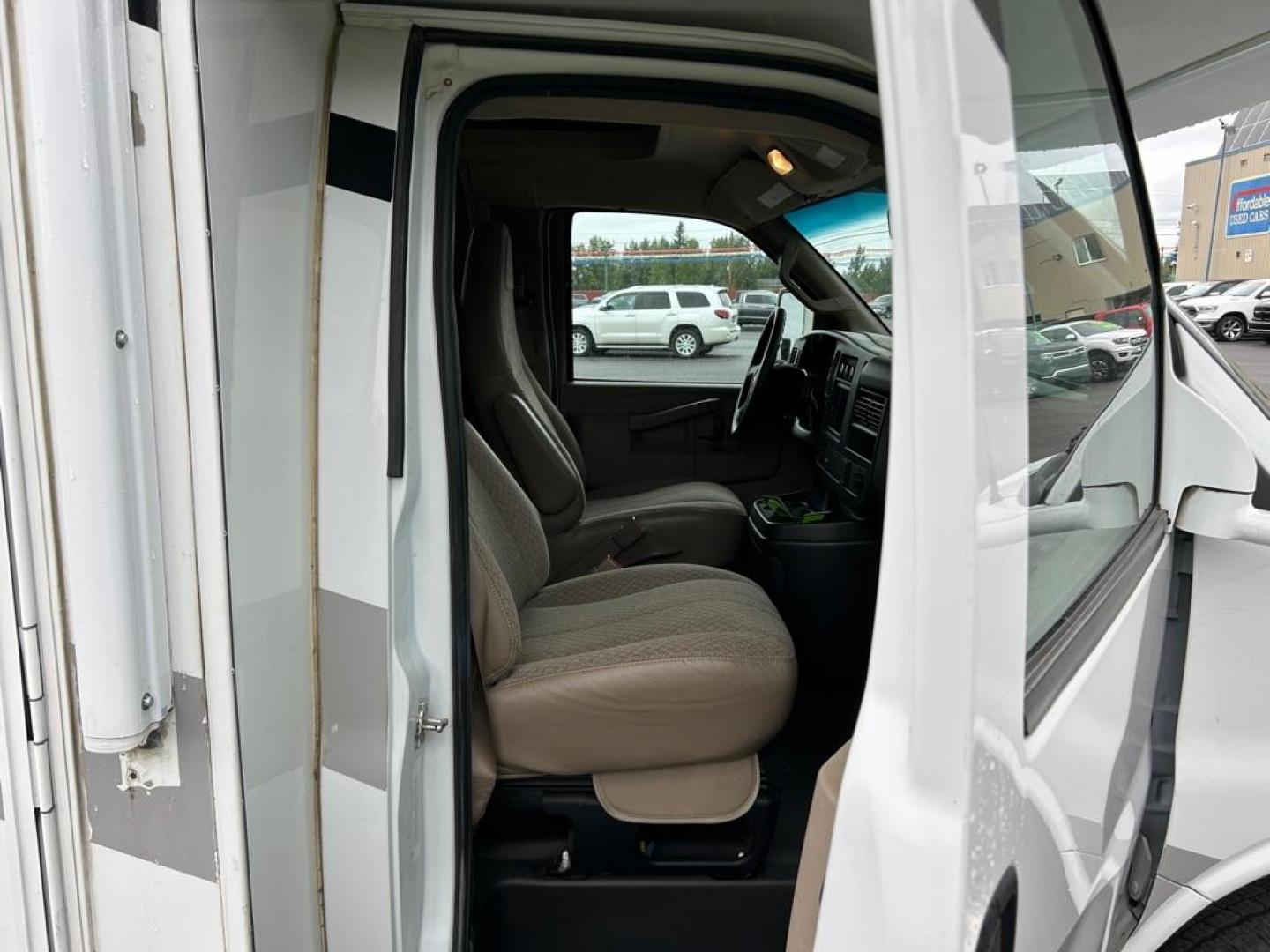 2021 WHITE THOR FREEDOM EXPRESS M-22HE GM (1GB3GSCG2L1) with an 6.0L engine, Automatic transmission, located at 2525 S. Cushman, Fairbanks, AK, 99701, (907) 452-5707, 64.824036, -147.712311 - Photo#4