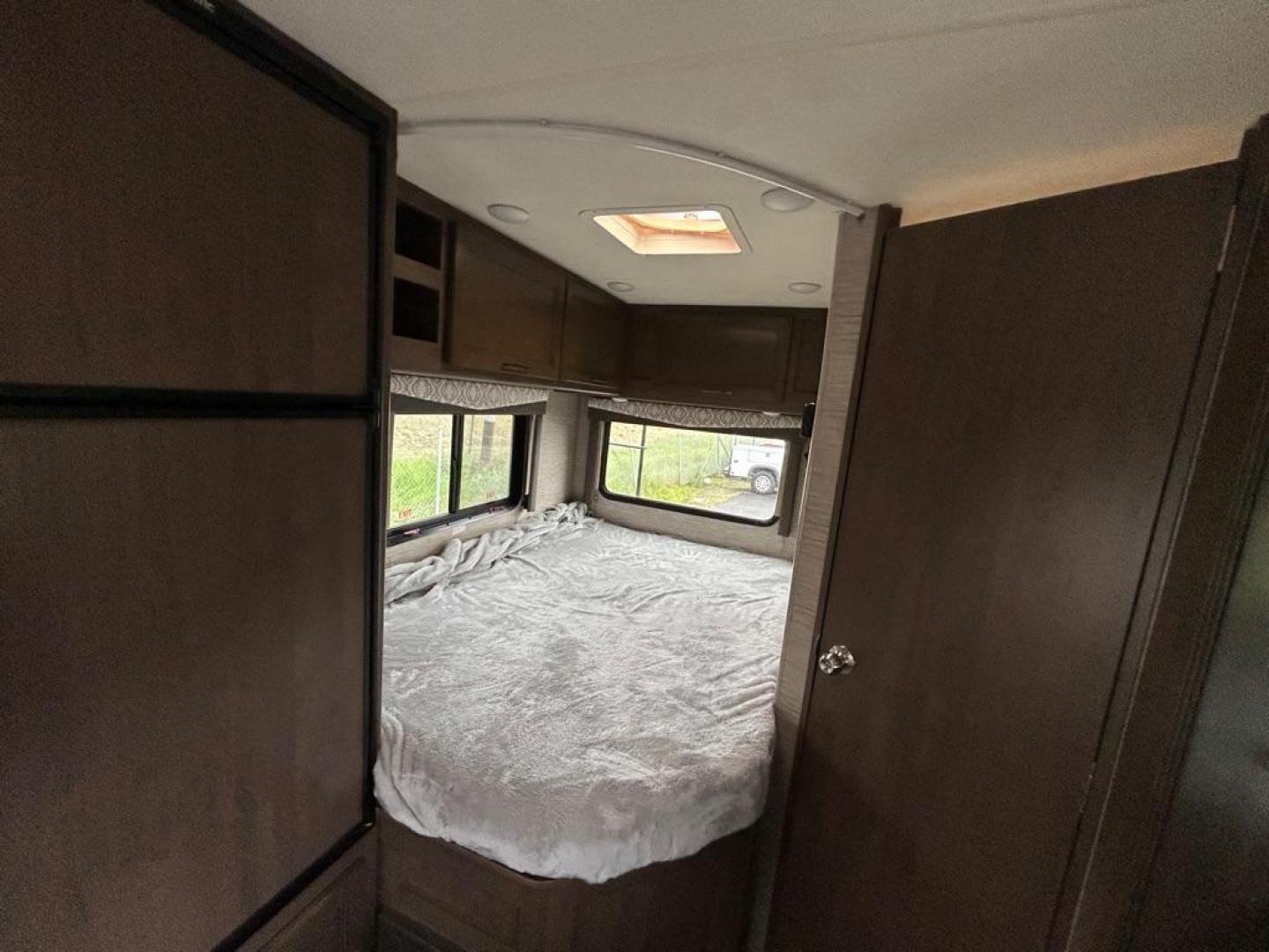 2021 WHITE THOR FREEDOM EXPRESS M-22HE GM (1GB3GSCG2L1) with an 6.0L engine, Automatic transmission, located at 2525 S. Cushman, Fairbanks, AK, 99701, (907) 452-5707, 64.824036, -147.712311 - Photo#6