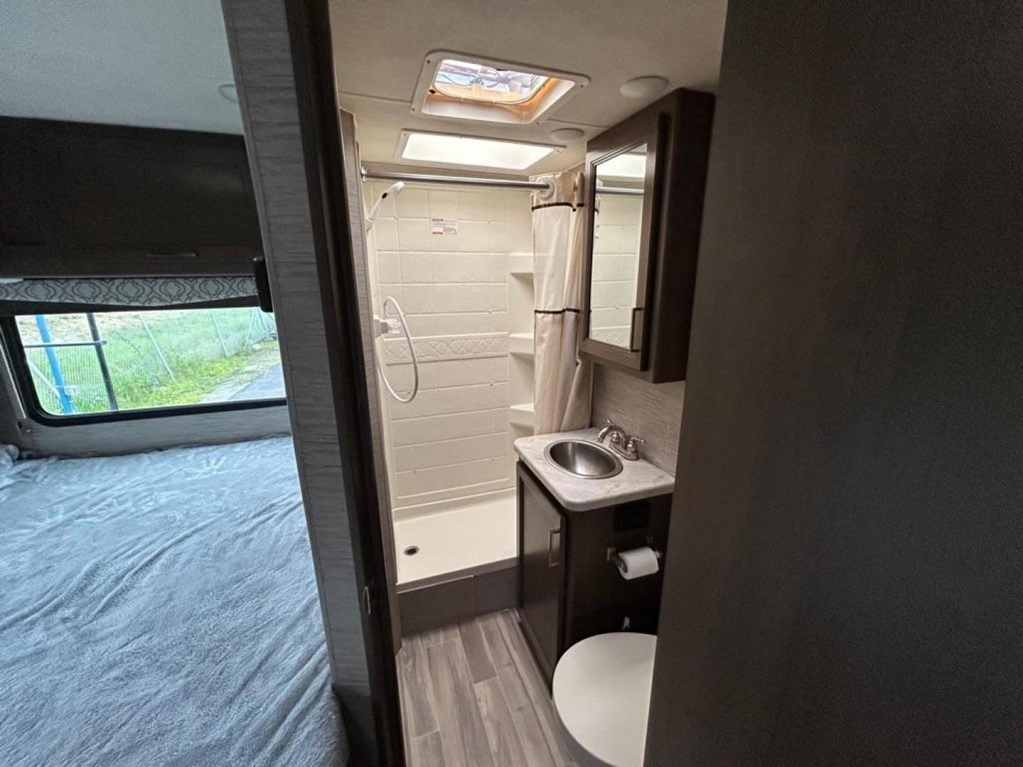 2021 WHITE THOR FREEDOM EXPRESS M-22HE GM (1GB3GSCG2L1) with an 6.0L engine, Automatic transmission, located at 2525 S. Cushman, Fairbanks, AK, 99701, (907) 452-5707, 64.824036, -147.712311 - Photo#7