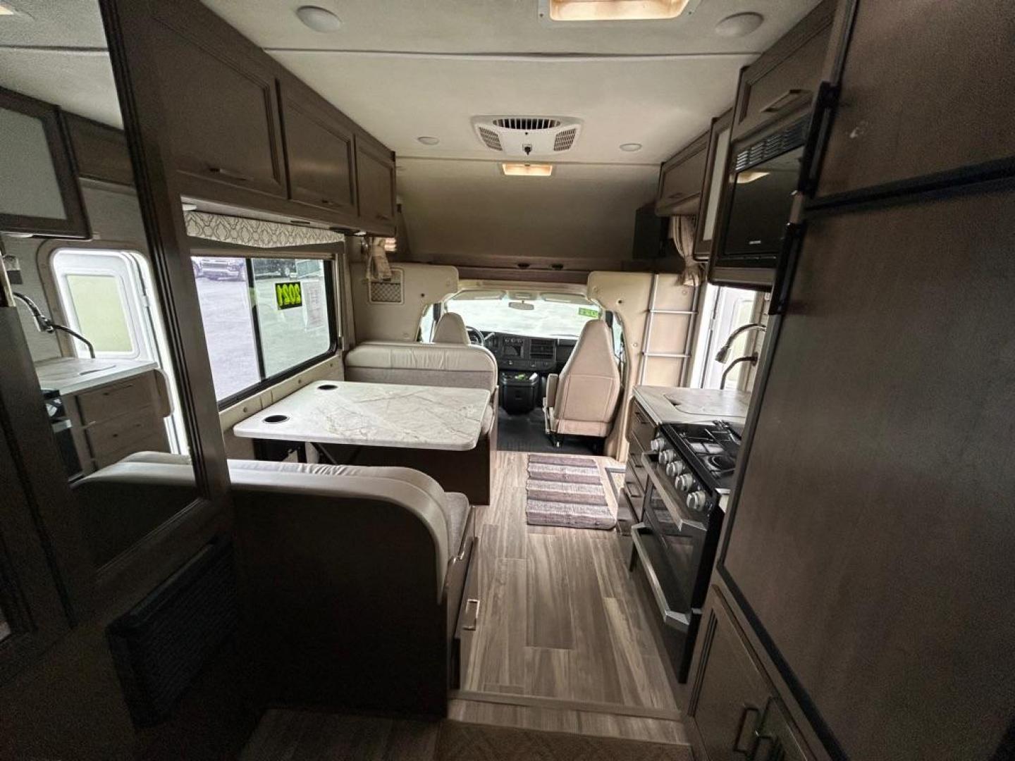 2021 WHITE THOR FREEDOM EXPRESS M-22HE GM (1GB3GSCG2L1) with an 6.0L engine, Automatic transmission, located at 2525 S. Cushman, Fairbanks, AK, 99701, (907) 452-5707, 64.824036, -147.712311 - Photo#8