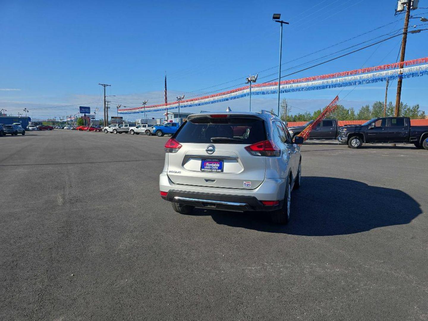 2017 SILVER NISSAN ROGUE S (JN8AT2MT6HW) with an 2.5L engine, Continuously Variable transmission, located at 2525 S. Cushman, Fairbanks, AK, 99701, (907) 452-5707, 64.824036, -147.712311 - Photo#3