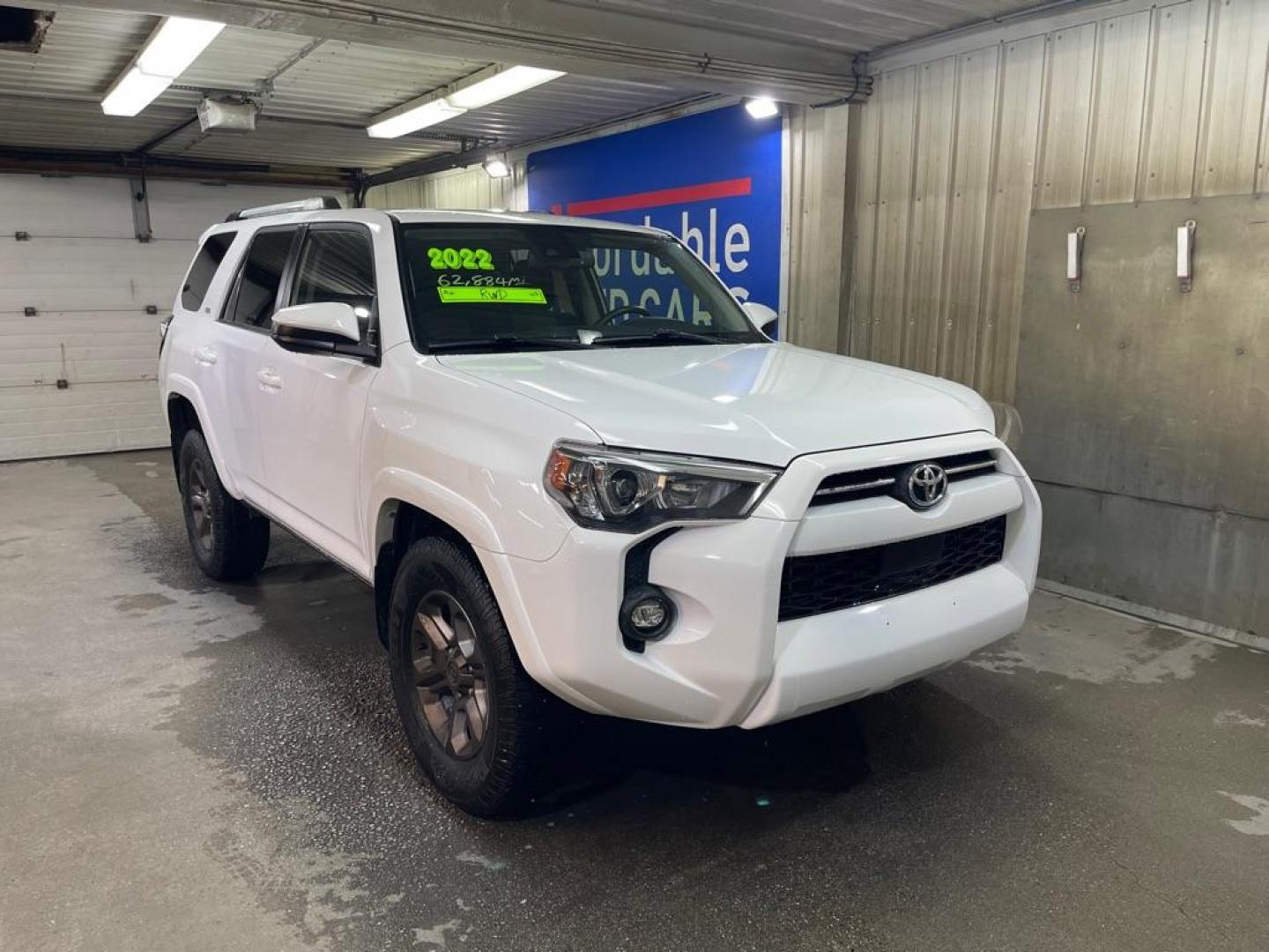2022 WHITE TOYOTA 4RUNNER SR5 (JTEEU5JR0N5) with an 4.0L engine, Automatic transmission, located at 2525 S. Cushman, Fairbanks, AK, 99701, (907) 452-5707, 64.824036, -147.712311 - Photo#0