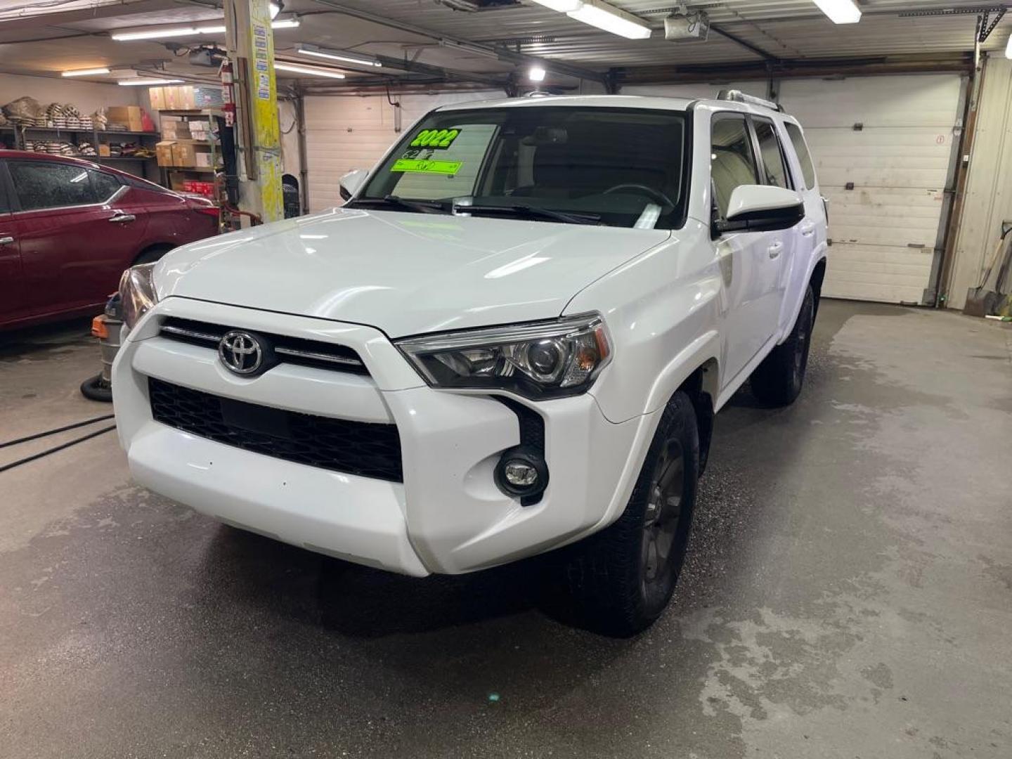 2022 WHITE TOYOTA 4RUNNER SR5 (JTEEU5JR0N5) with an 4.0L engine, Automatic transmission, located at 2525 S. Cushman, Fairbanks, AK, 99701, (907) 452-5707, 64.824036, -147.712311 - Photo#1