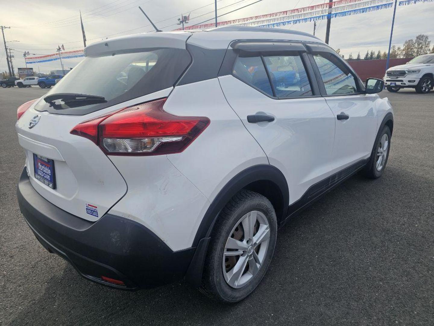 2018 WHITE NISSAN KICKS S (3N1CP5CU2JL) with an 1.6L engine, Continuously Variable transmission, located at 2525 S. Cushman, Fairbanks, AK, 99701, (907) 452-5707, 64.824036, -147.712311 - Photo#2