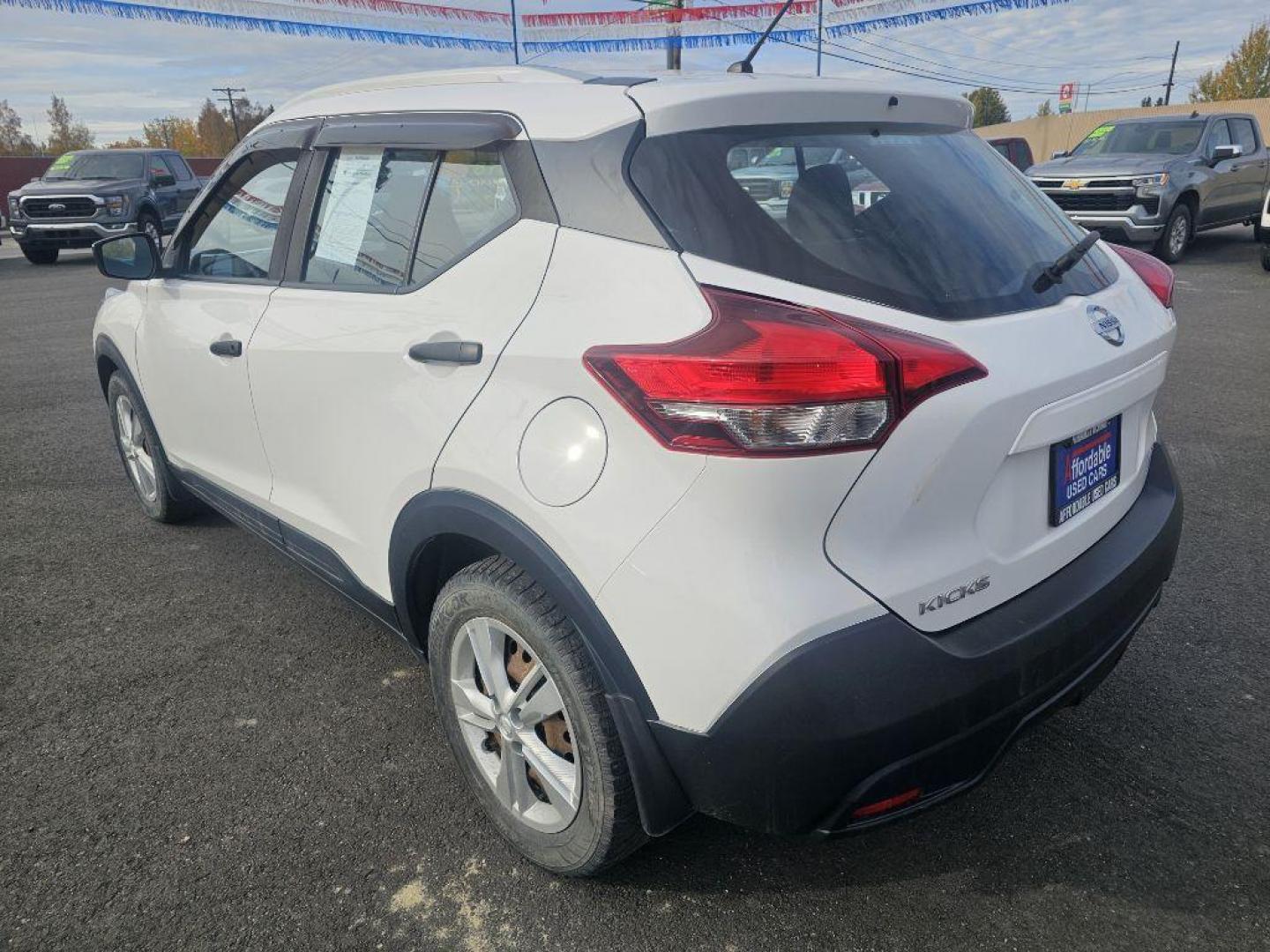 2018 WHITE NISSAN KICKS S (3N1CP5CU2JL) with an 1.6L engine, Continuously Variable transmission, located at 2525 S. Cushman, Fairbanks, AK, 99701, (907) 452-5707, 64.824036, -147.712311 - Photo#3