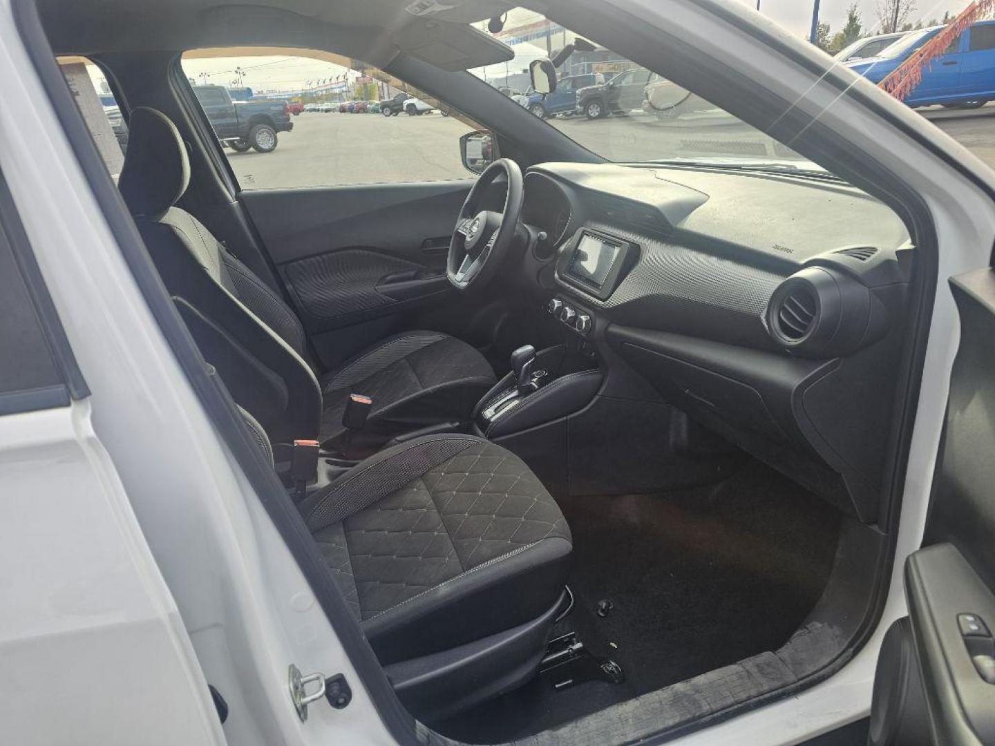 2018 WHITE NISSAN KICKS S (3N1CP5CU2JL) with an 1.6L engine, Continuously Variable transmission, located at 2525 S. Cushman, Fairbanks, AK, 99701, (907) 452-5707, 64.824036, -147.712311 - Photo#4