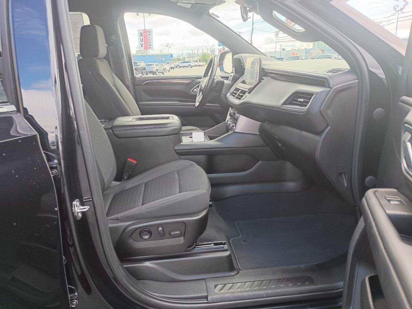 2023 GRAY GMC YUKON XL 1500 SLE (1GKS2FKD5PR) with an 5.3L engine, Automatic transmission, located at 2525 S. Cushman, Fairbanks, AK, 99701, (907) 452-5707, 64.824036, -147.712311 - Photo#4