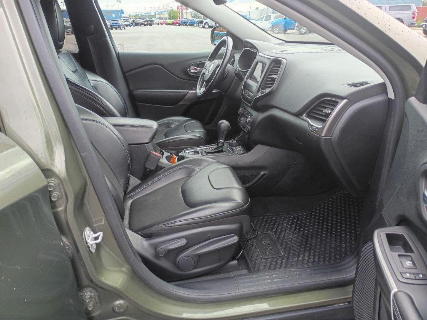 2020 GREEN JEEP CHEROKEE LATITUDE PLUS (1C4PJMLB4LD) with an 2.4L engine, Automatic transmission, located at 2525 S. Cushman, Fairbanks, AK, 99701, (907) 452-5707, 64.824036, -147.712311 - Photo#5