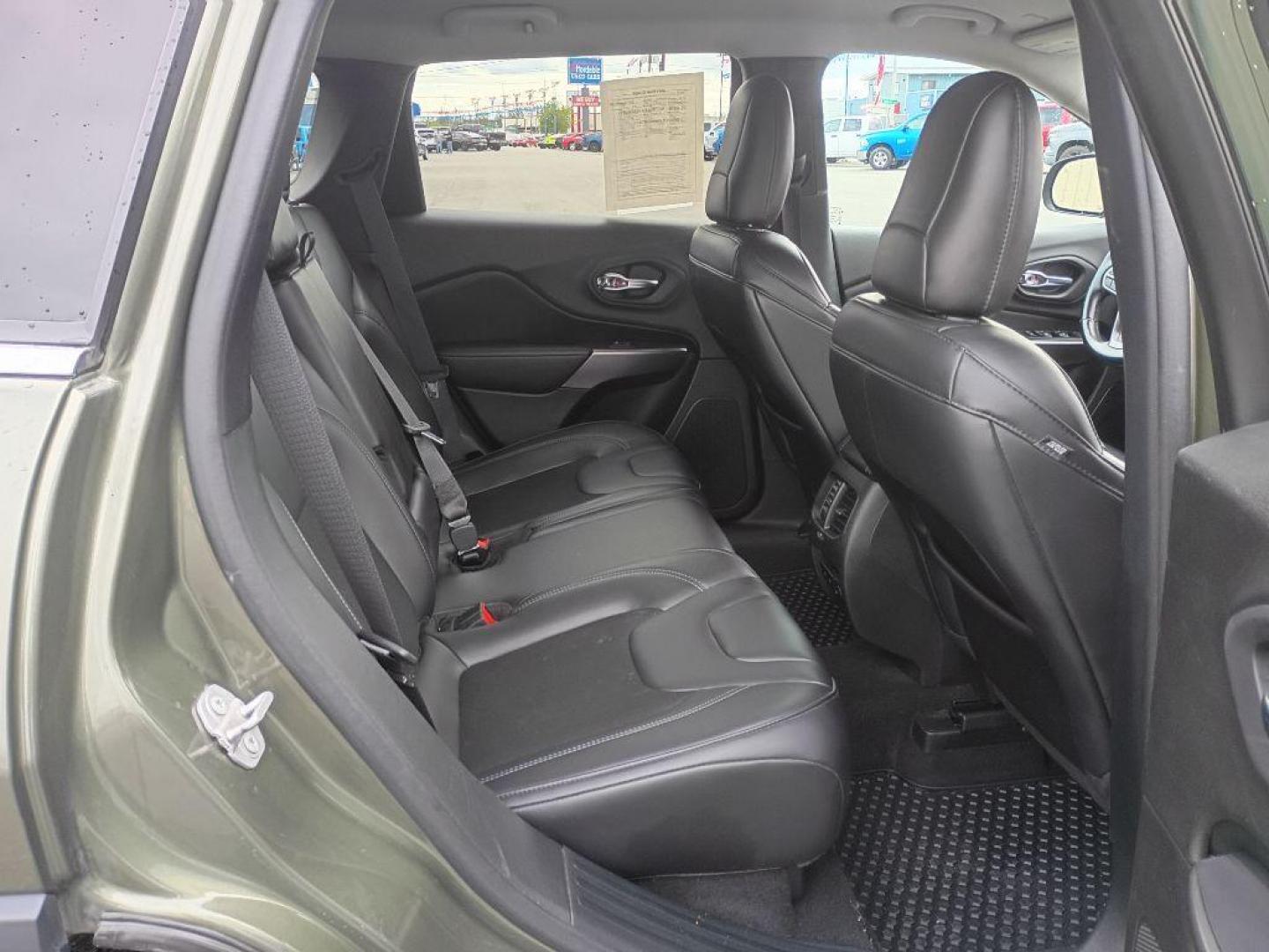 2020 GREEN JEEP CHEROKEE LATITUDE PLUS (1C4PJMLB4LD) with an 2.4L engine, Automatic transmission, located at 2525 S. Cushman, Fairbanks, AK, 99701, (907) 452-5707, 64.824036, -147.712311 - Photo#4