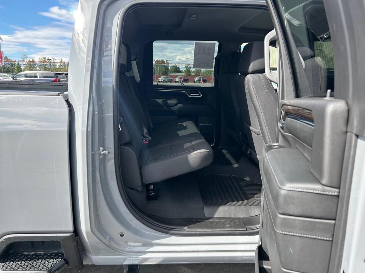 2024 GRAY CHEVROLET SILVERADO 2500 HEAVY DUTY LT (2GC4YNEYXR1) with an 6.6L engine, Automatic transmission, located at 2525 S. Cushman, Fairbanks, AK, 99701, (907) 452-5707, 64.824036, -147.712311 - Photo#5
