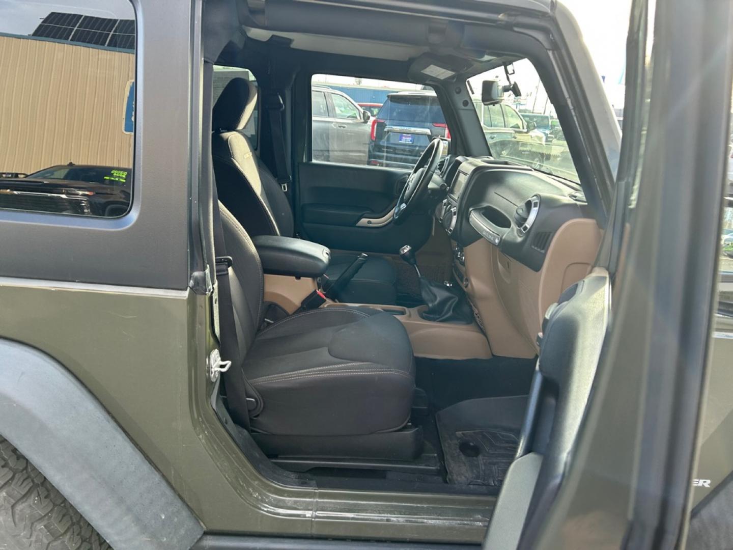 2015 GREEN JEEP WRANGLER RUBICON (1C4BJWCG5FL) with an 3.6L engine, 5-Speed Manual transmission, located at 2525 S. Cushman, Fairbanks, AK, 99701, (907) 452-5707, 64.824036, -147.712311- Photo#4