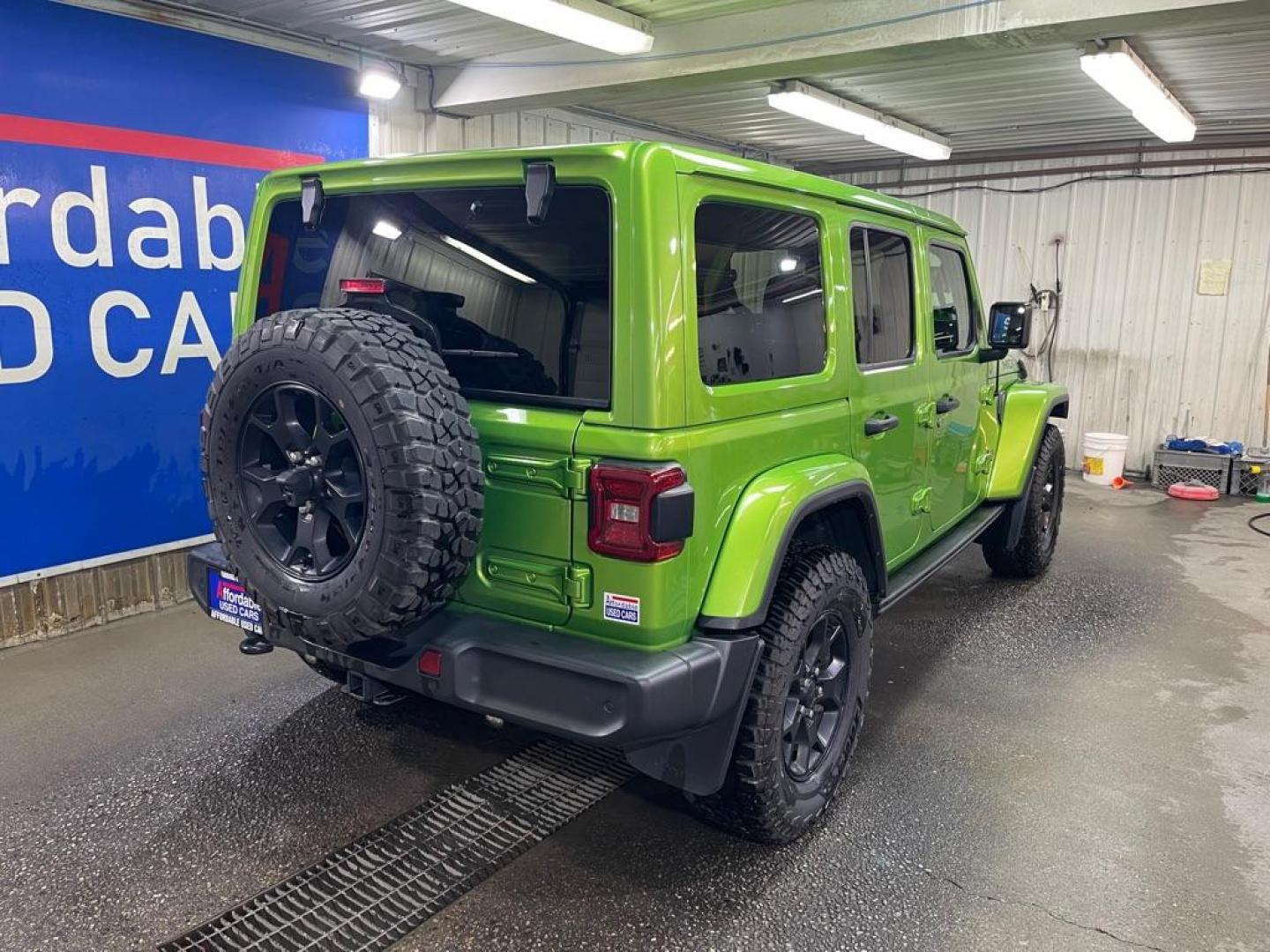 2019 GREEN JEEP WRANGLER UNLIMI SAHARA (1C4HJXEG6KW) with an 3.6L engine, Automatic transmission, located at 2525 S. Cushman, Fairbanks, AK, 99701, (907) 452-5707, 64.824036, -147.712311 - Photo#2
