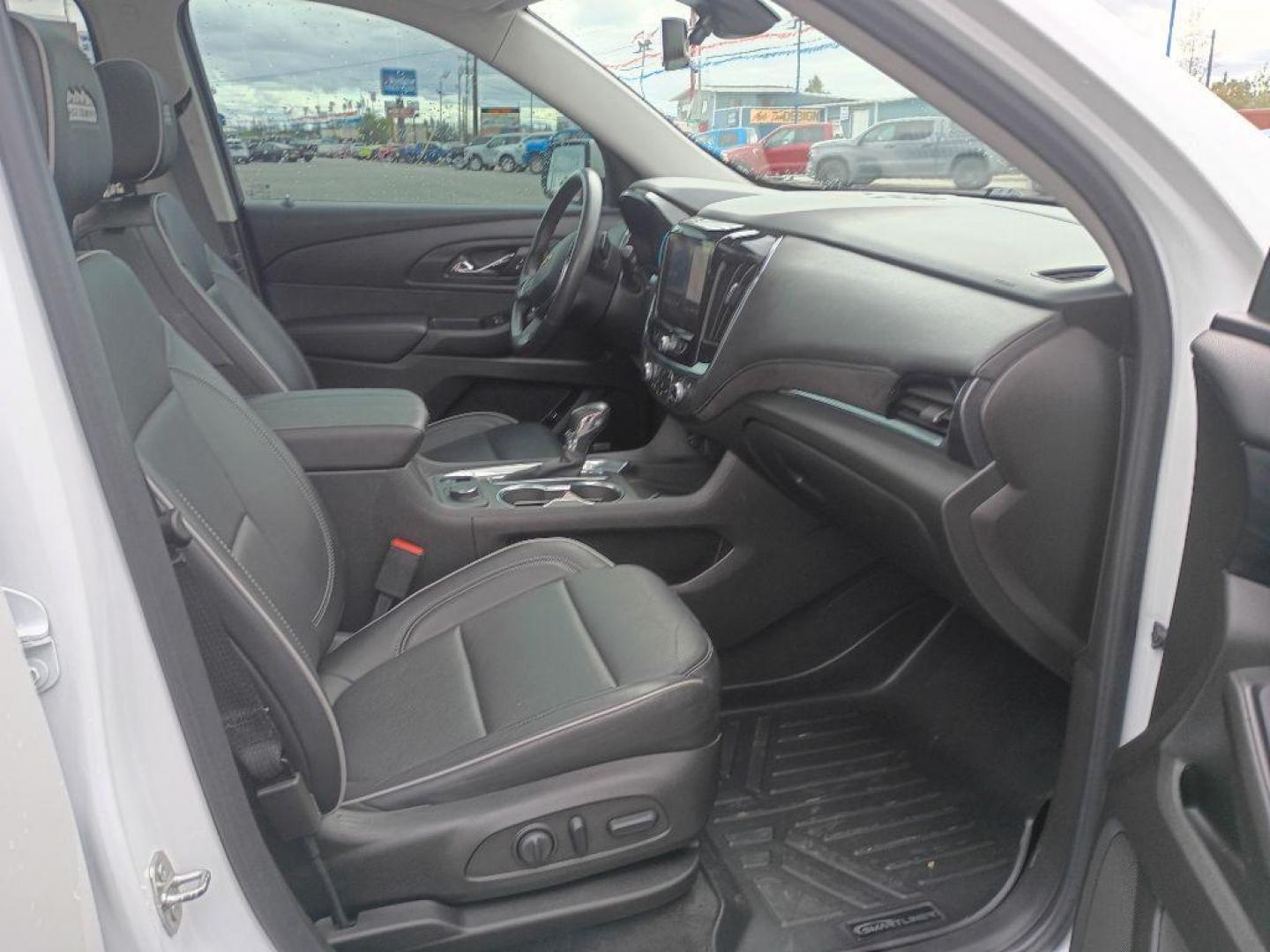 2021 WHITE CHEVROLET TRAVERSE HIGH COUNTRY (1GNEVNKW3MJ) with an 3.6L engine, Automatic transmission, located at 2525 S. Cushman, Fairbanks, AK, 99701, (907) 452-5707, 64.824036, -147.712311 - Photo#4