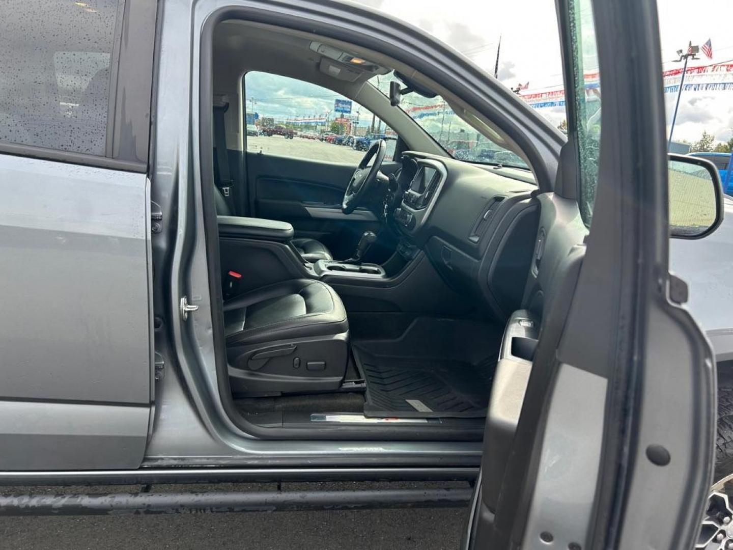2018 GRAY CHEVROLET COLORADO ZR2 (1GCGTEEN6J1) with an 3.6L engine, Automatic transmission, located at 2525 S. Cushman, Fairbanks, AK, 99701, (907) 452-5707, 64.824036, -147.712311 - Photo#4