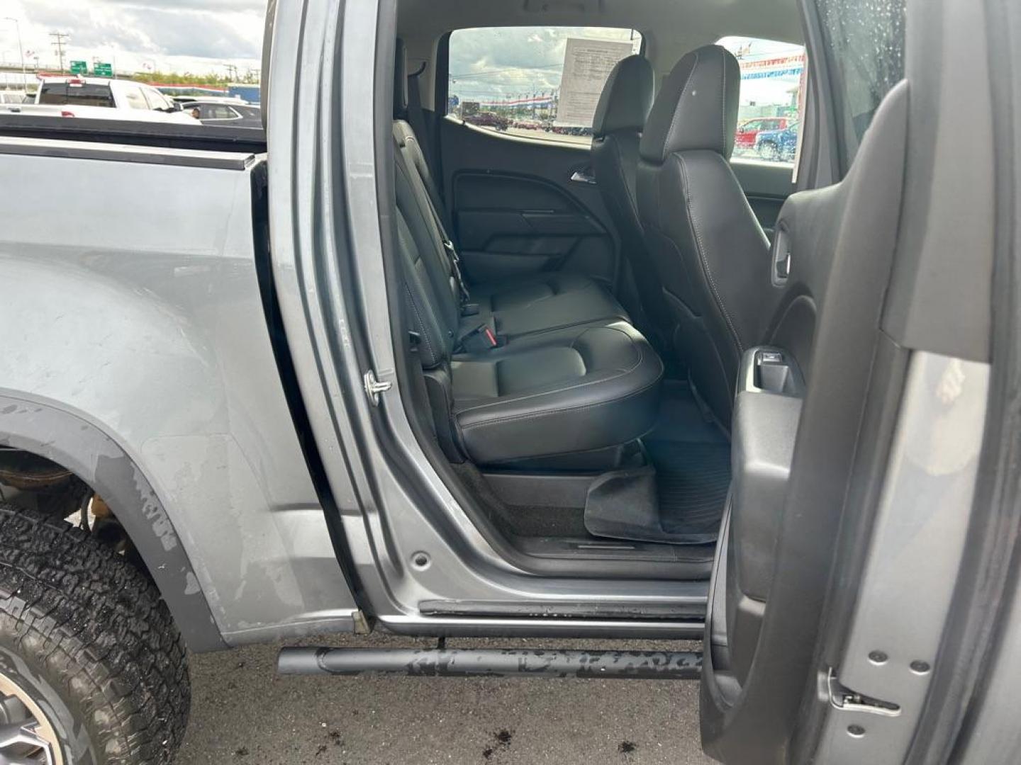 2018 GRAY CHEVROLET COLORADO ZR2 (1GCGTEEN6J1) with an 3.6L engine, Automatic transmission, located at 2525 S. Cushman, Fairbanks, AK, 99701, (907) 452-5707, 64.824036, -147.712311 - Photo#5