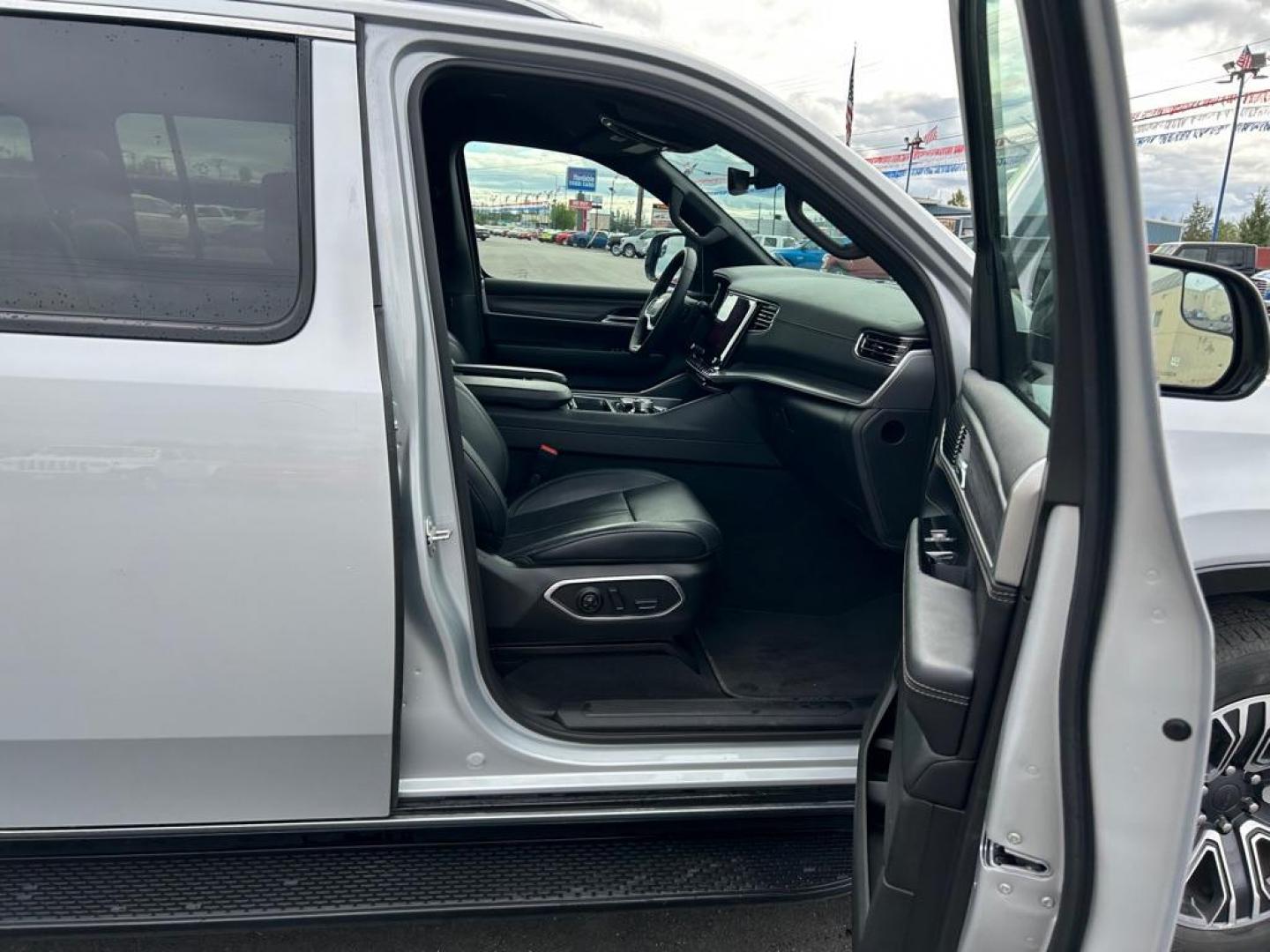 2024 SILVER JEEP WAGONEER L SERIES II (1C4SJSBP0RS) with an 3.0L engine, Automatic transmission, located at 2525 S. Cushman, Fairbanks, AK, 99701, (907) 452-5707, 64.824036, -147.712311 - Photo#4