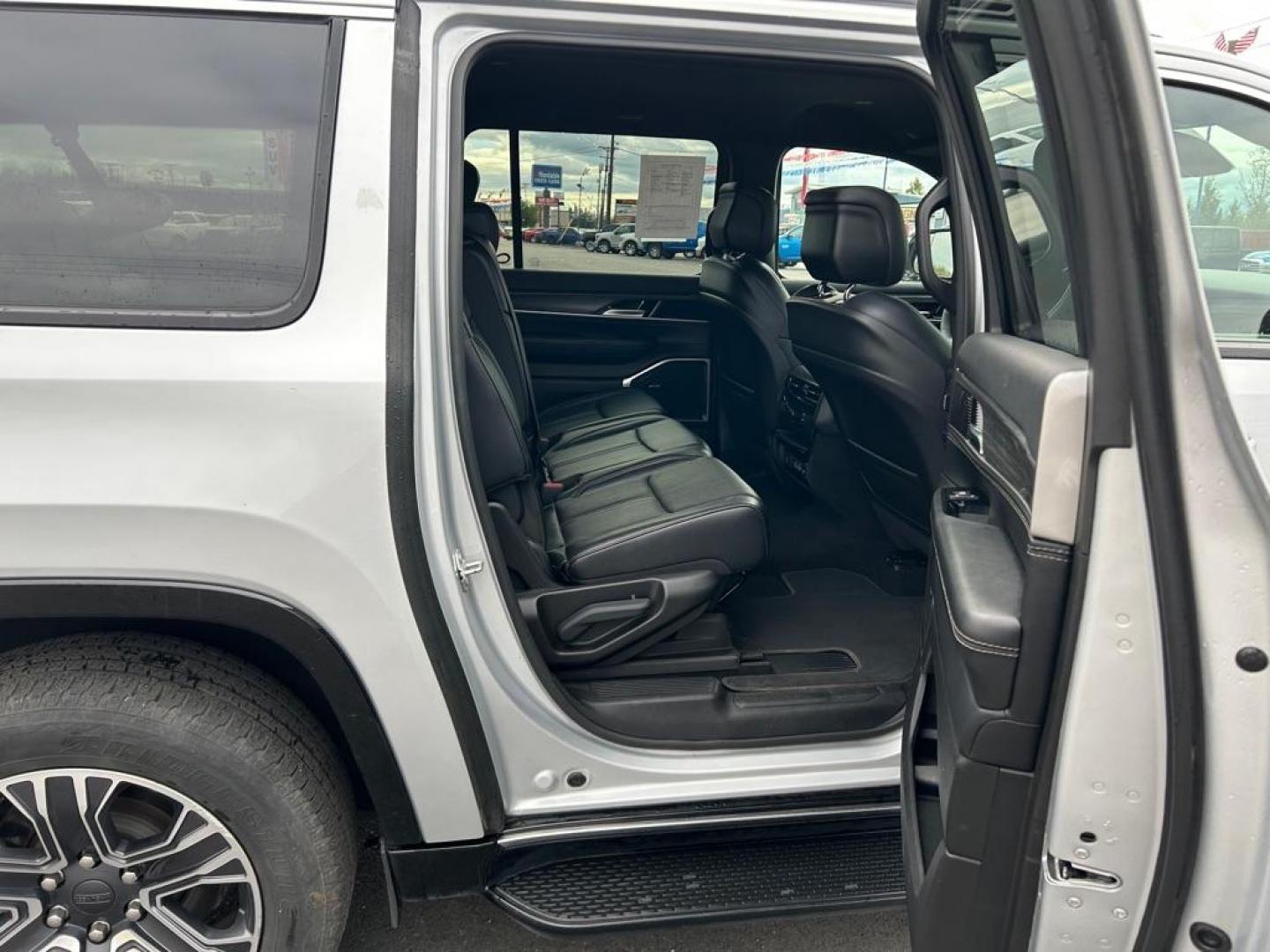 2024 SILVER JEEP WAGONEER L SERIES II (1C4SJSBP0RS) with an 3.0L engine, Automatic transmission, located at 2525 S. Cushman, Fairbanks, AK, 99701, (907) 452-5707, 64.824036, -147.712311 - Photo#5