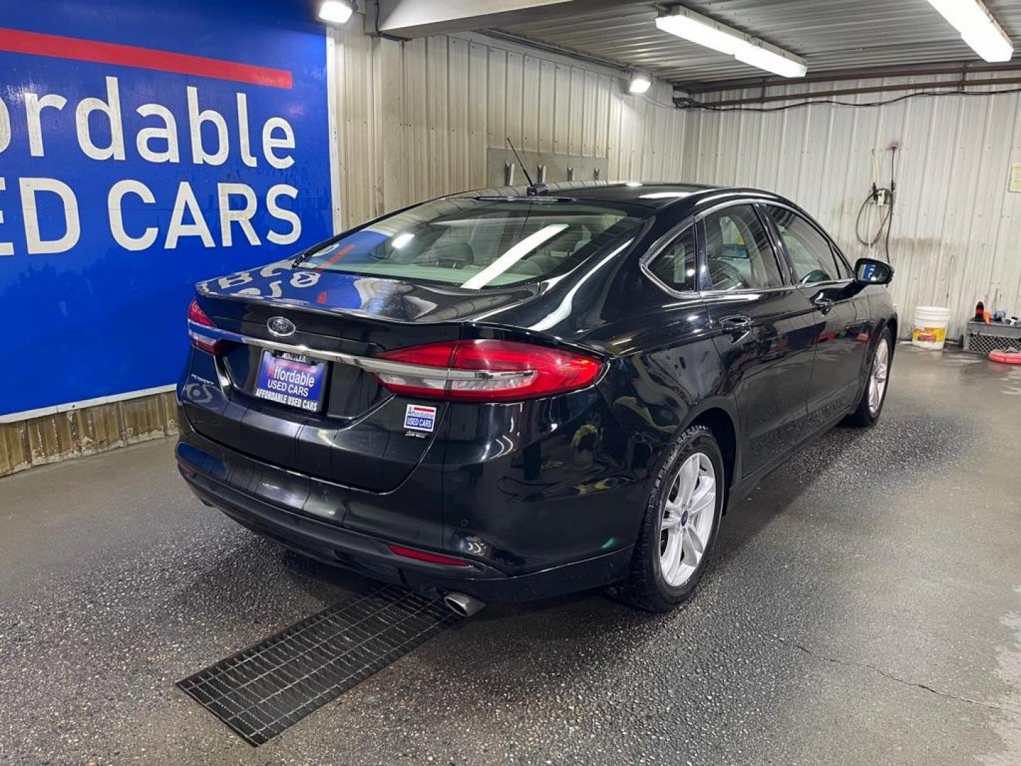 2018 BLACK FORD FUSION SE (3FA6P0H7XJR) with an 2.5L engine, Automatic transmission, located at 2525 S. Cushman, Fairbanks, AK, 99701, (907) 452-5707, 64.824036, -147.712311 - Photo#2