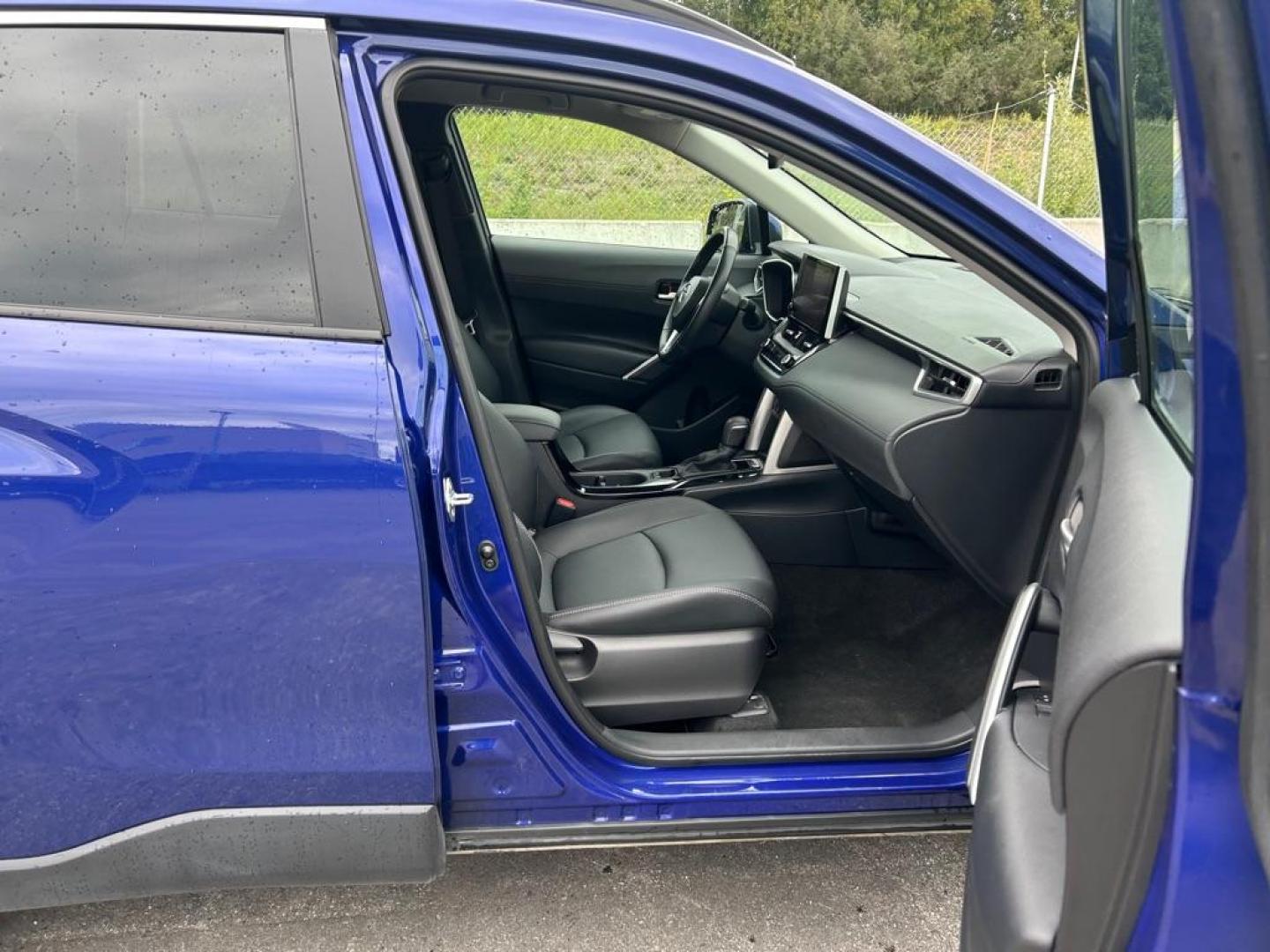 2023 BLUE TOYOTA COROLLA CROSS XLE (7MUEAABGXPV) with an 2.0L engine, Continuously Variable transmission, located at 2525 S. Cushman, Fairbanks, AK, 99701, (907) 452-5707, 64.824036, -147.712311 - Photo#4