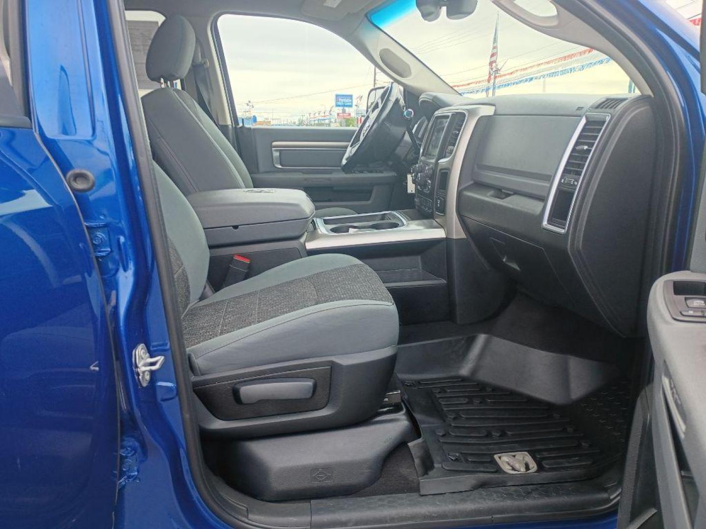 2018 BLUE RAM 2500 SLT (3C6UR5MJ1JG) with an 6.4L engine, Automatic transmission, located at 2525 S. Cushman, Fairbanks, AK, 99701, (907) 452-5707, 64.824036, -147.712311 - Photo#4