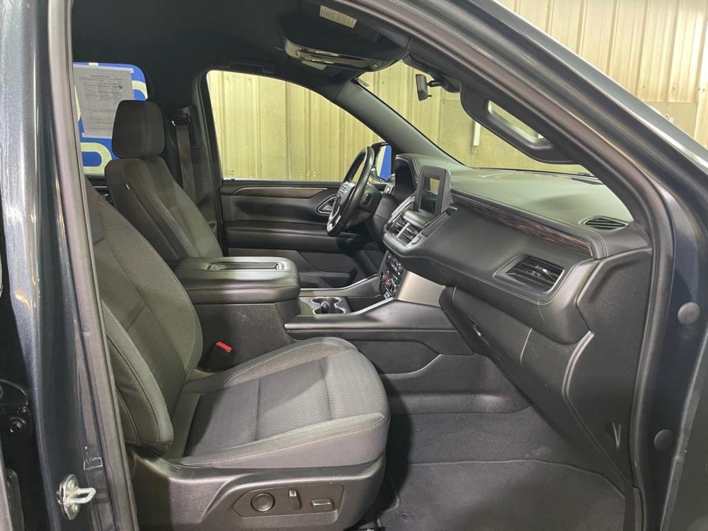2022 GRAY CHEVROLET SUBURBAN 1500 LS (1GNSKBKDXNR) with an 5.3L engine, Automatic transmission, located at 2525 S. Cushman, Fairbanks, AK, 99701, (907) 452-5707, 64.824036, -147.712311 - Photo#3