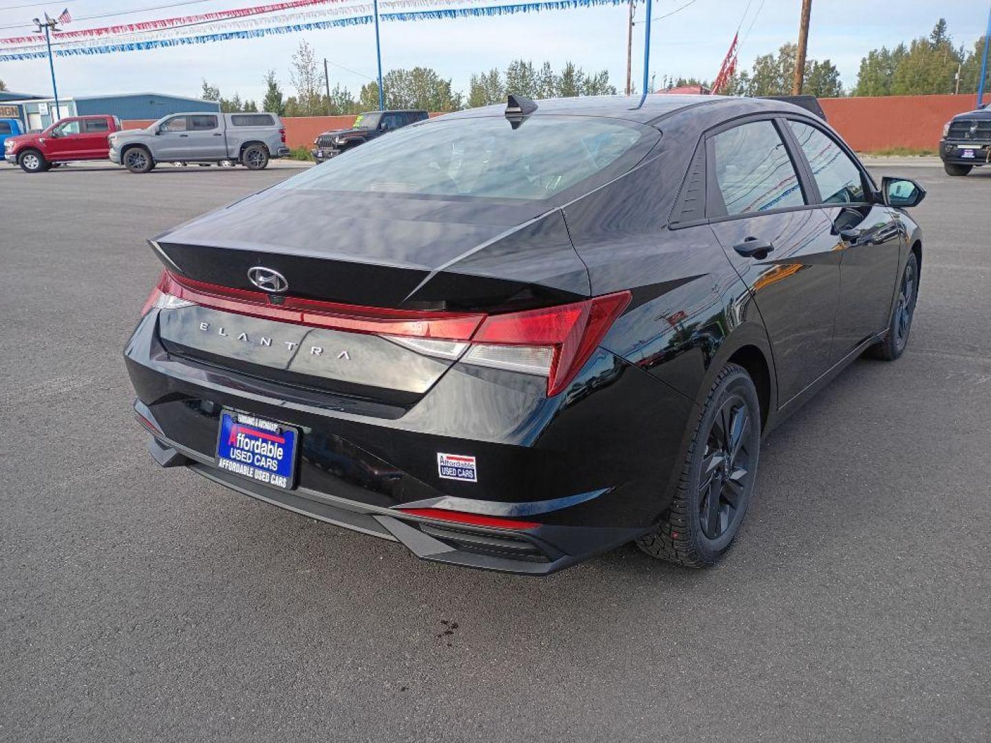 2022 BLACK HYUNDAI ELANTRA SEL (KMHLM4AG3NU) with an 2.0L engine, Continuously Variable transmission, located at 2525 S. Cushman, Fairbanks, AK, 99701, (907) 452-5707, 64.824036, -147.712311 - Photo#3