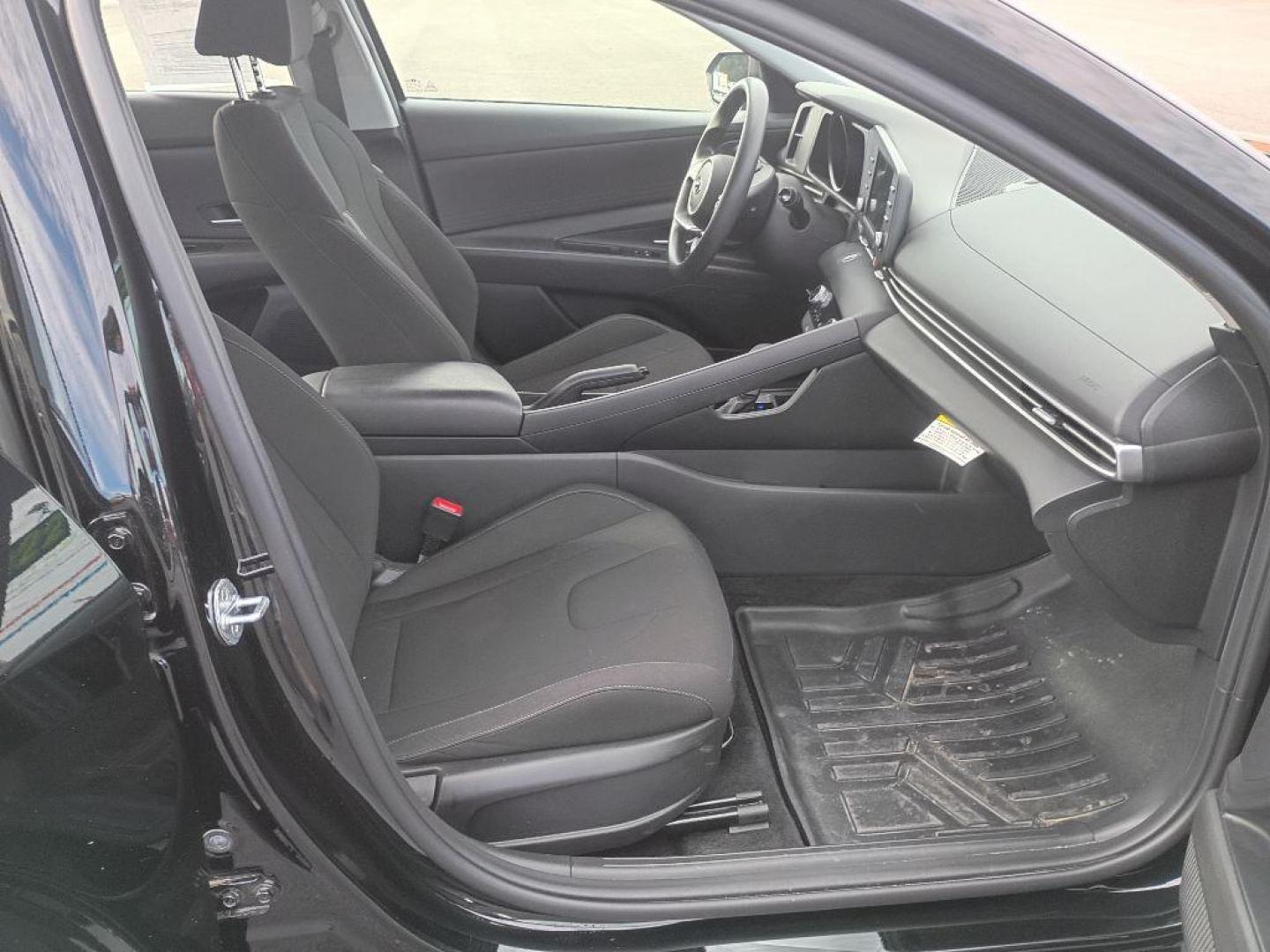 2022 BLACK HYUNDAI ELANTRA SEL (KMHLM4AG3NU) with an 2.0L engine, Continuously Variable transmission, located at 2525 S. Cushman, Fairbanks, AK, 99701, (907) 452-5707, 64.824036, -147.712311 - Photo#4