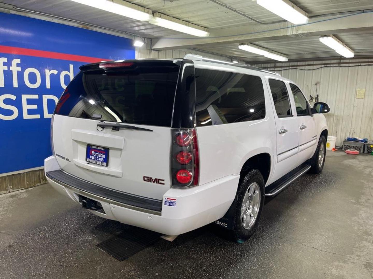 2007 WHITE GMC YUKON XL DENALI (1GKFK66847J) with an 6.2L engine, Automatic transmission, located at 2525 S. Cushman, Fairbanks, AK, 99701, (907) 452-5707, 64.824036, -147.712311 - Photo#2