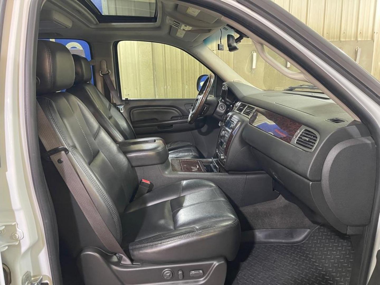2007 WHITE GMC YUKON XL DENALI (1GKFK66847J) with an 6.2L engine, Automatic transmission, located at 2525 S. Cushman, Fairbanks, AK, 99701, (907) 452-5707, 64.824036, -147.712311 - Photo#3