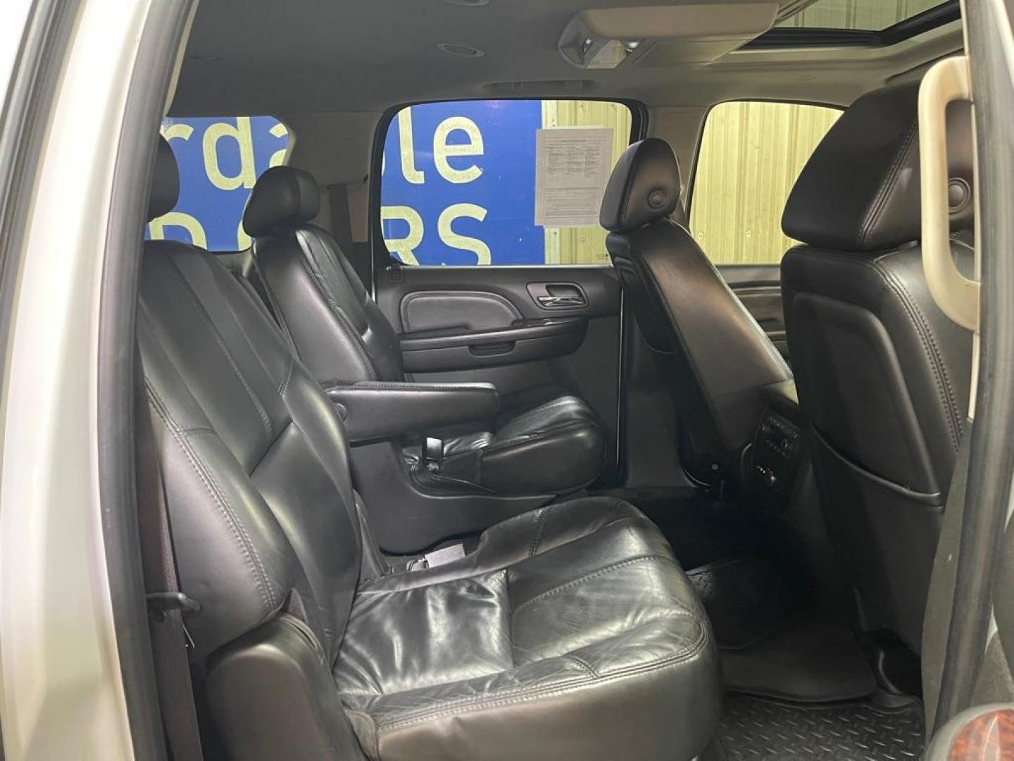 2007 WHITE GMC YUKON XL DENALI (1GKFK66847J) with an 6.2L engine, Automatic transmission, located at 2525 S. Cushman, Fairbanks, AK, 99701, (907) 452-5707, 64.824036, -147.712311 - Photo#4