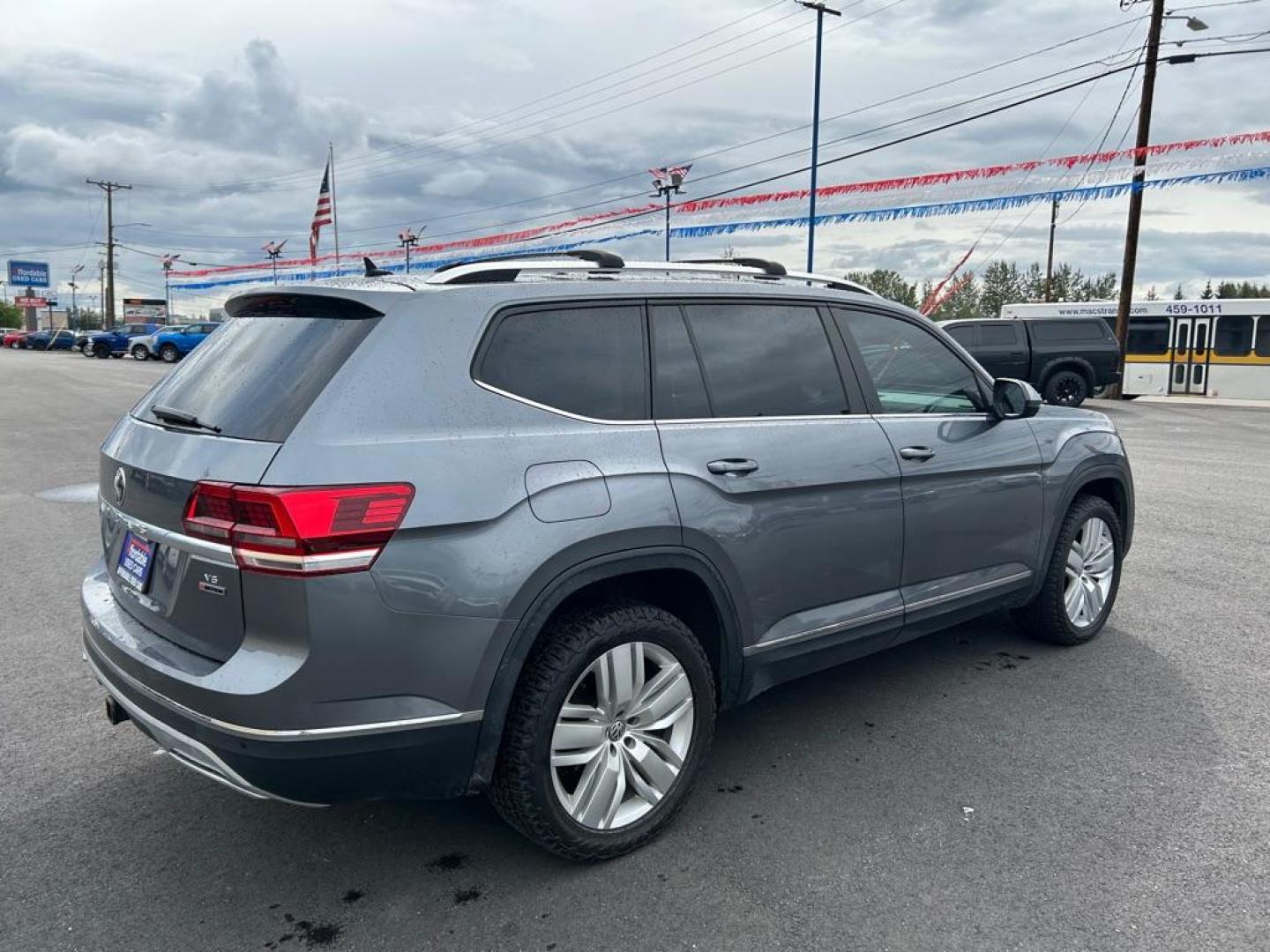 2019 GRAY VOLKSWAGEN ATLAS SEL (1V2MR2CA5KC) with an 3.6L engine, Automatic transmission, located at 2525 S. Cushman, Fairbanks, AK, 99701, (907) 452-5707, 64.824036, -147.712311 - Photo#2