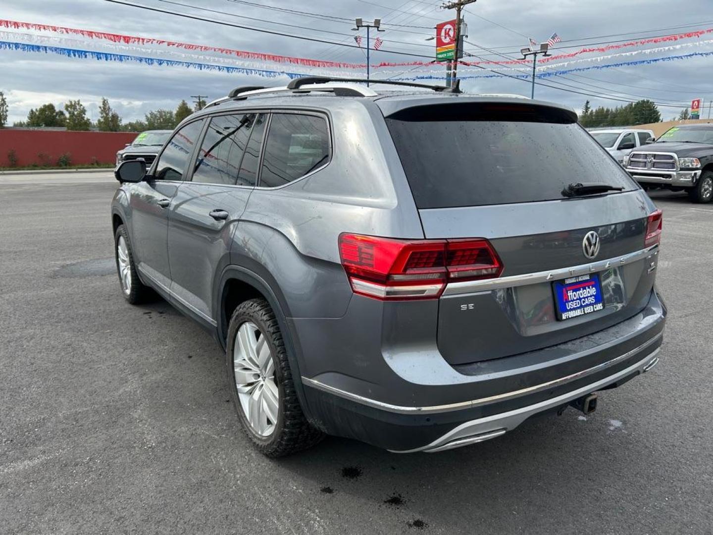 2019 GRAY VOLKSWAGEN ATLAS SEL (1V2MR2CA5KC) with an 3.6L engine, Automatic transmission, located at 2525 S. Cushman, Fairbanks, AK, 99701, (907) 452-5707, 64.824036, -147.712311 - Photo#3