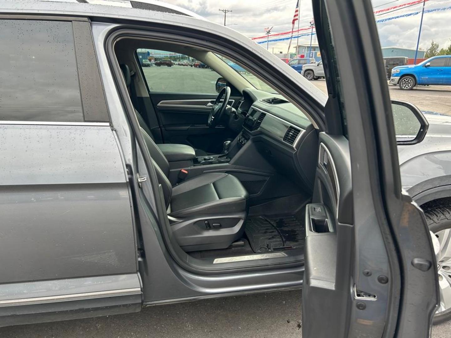 2019 GRAY VOLKSWAGEN ATLAS SEL (1V2MR2CA5KC) with an 3.6L engine, Automatic transmission, located at 2525 S. Cushman, Fairbanks, AK, 99701, (907) 452-5707, 64.824036, -147.712311 - Photo#4