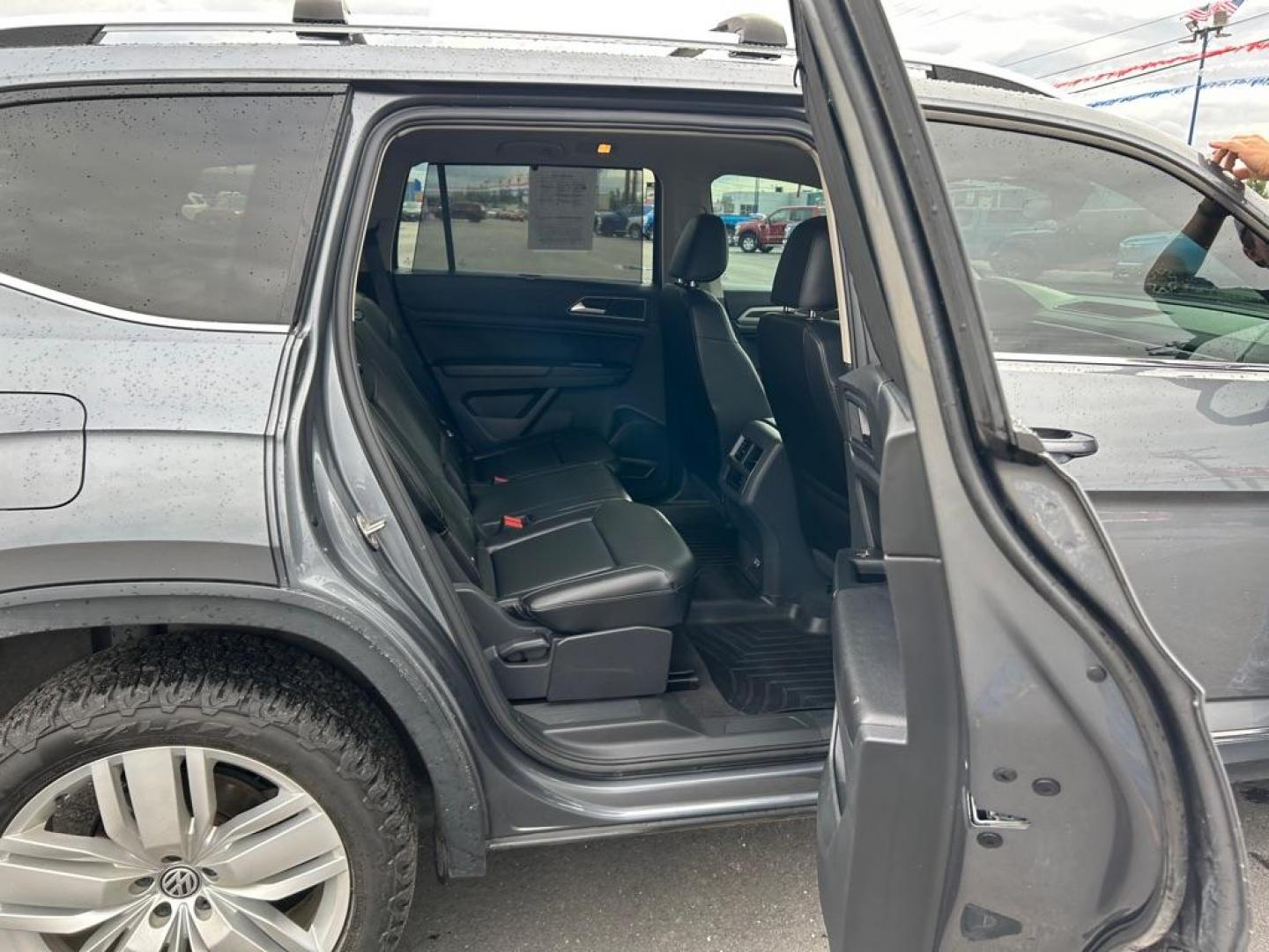 2019 GRAY VOLKSWAGEN ATLAS SEL (1V2MR2CA5KC) with an 3.6L engine, Automatic transmission, located at 2525 S. Cushman, Fairbanks, AK, 99701, (907) 452-5707, 64.824036, -147.712311 - Photo#5