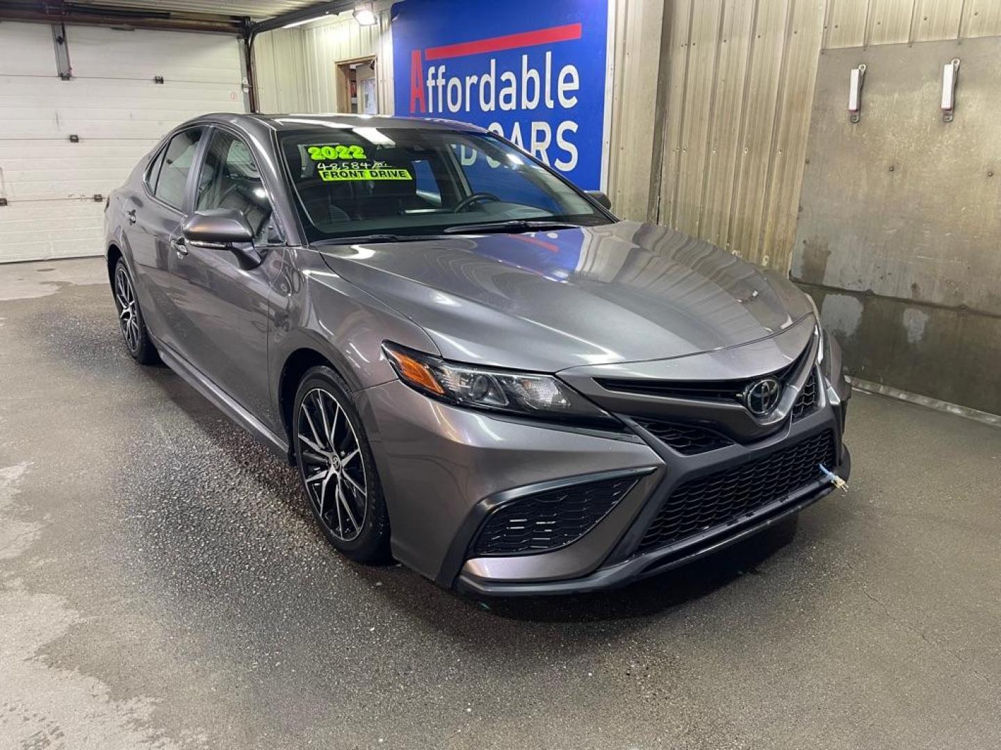 2022 GRAY TOYOTA CAMRY SE (4T1G11AKXNU) with an 2.5L engine, Automatic transmission, located at 2525 S. Cushman, Fairbanks, AK, 99701, (907) 452-5707, 64.824036, -147.712311 - Photo#0