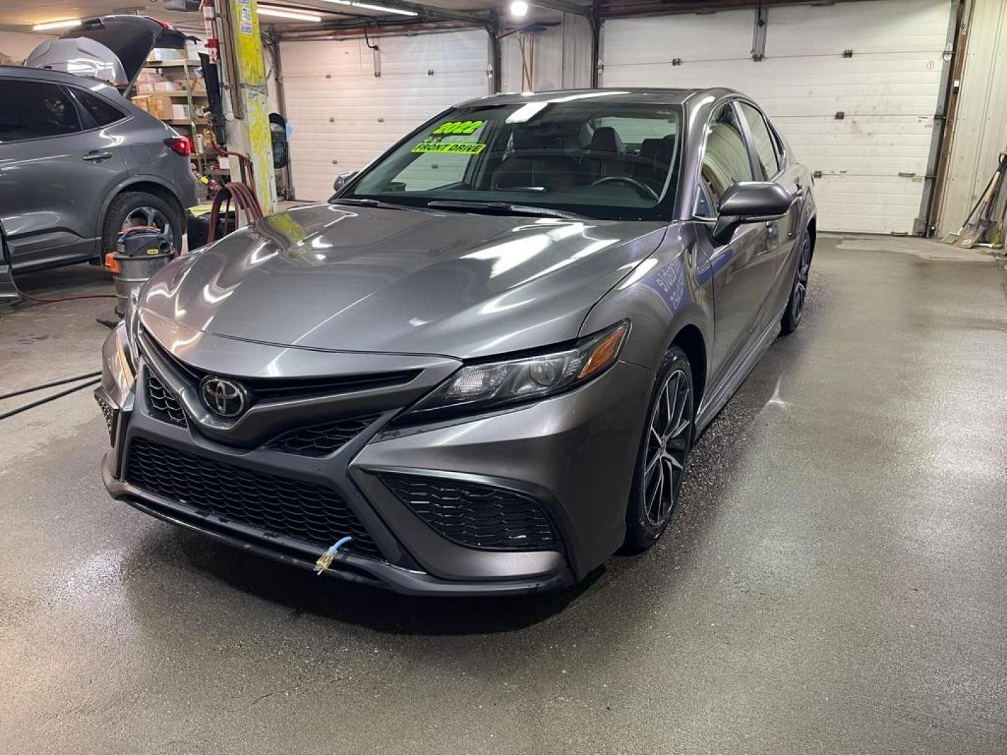 2022 GRAY TOYOTA CAMRY SE (4T1G11AKXNU) with an 2.5L engine, Automatic transmission, located at 2525 S. Cushman, Fairbanks, AK, 99701, (907) 452-5707, 64.824036, -147.712311 - Photo#1