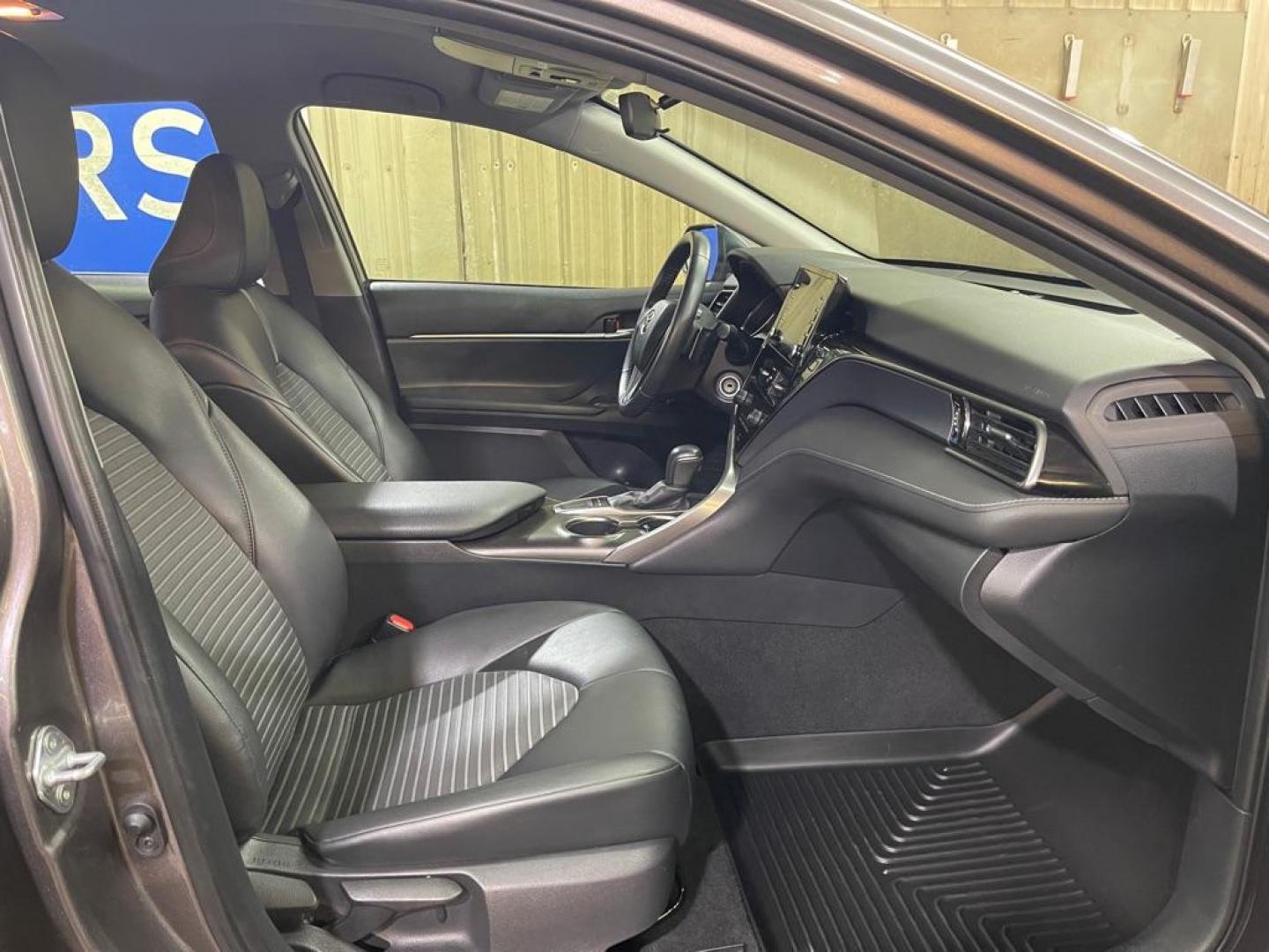 2022 GRAY TOYOTA CAMRY SE (4T1G11AKXNU) with an 2.5L engine, Automatic transmission, located at 2525 S. Cushman, Fairbanks, AK, 99701, (907) 452-5707, 64.824036, -147.712311 - Photo#3