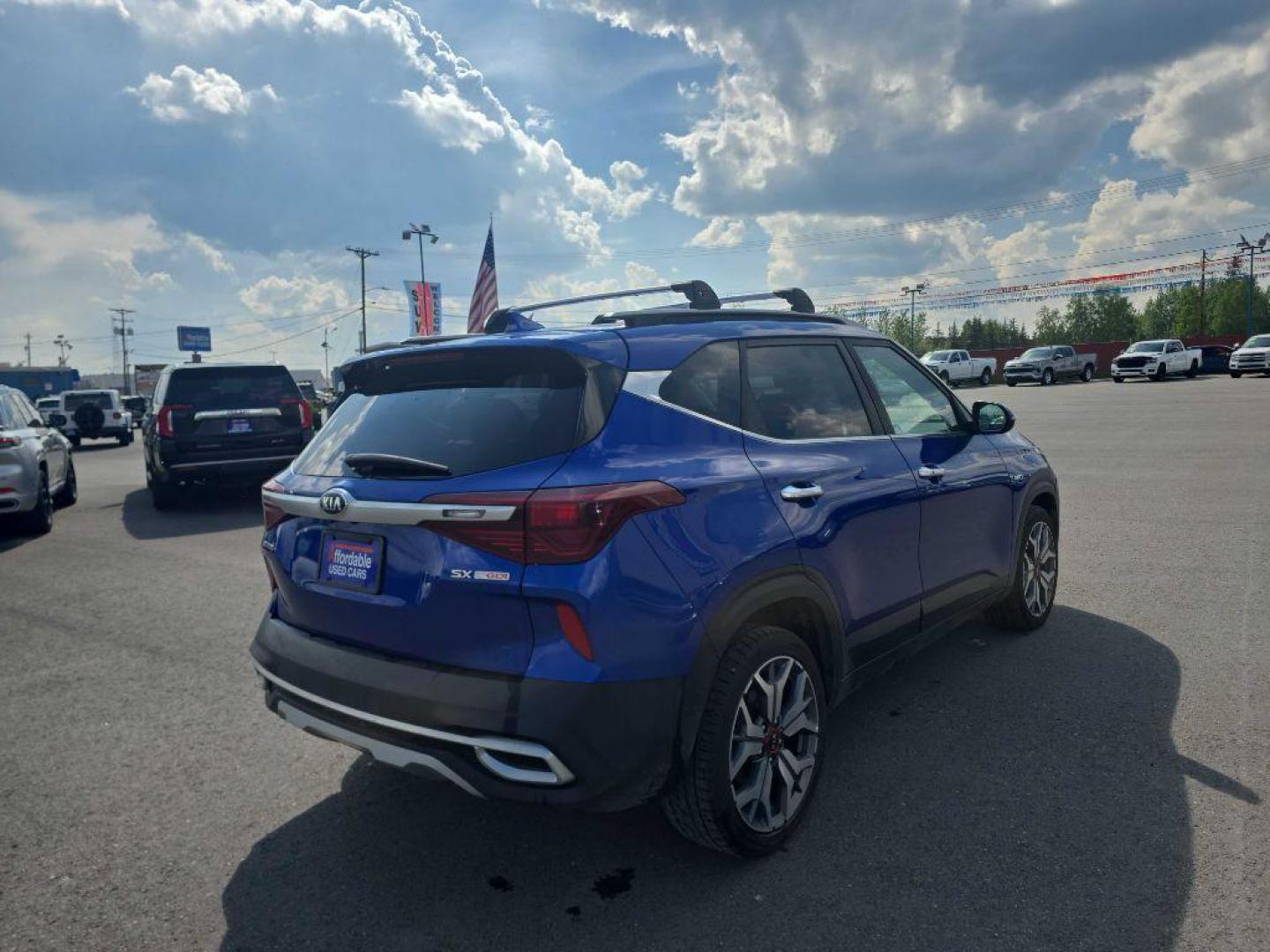 2021 BLUE KIA SELTOS SX (KNDETCA26M7) with an 1.6L engine, Automatic transmission, located at 2525 S. Cushman, Fairbanks, AK, 99701, (907) 452-5707, 64.824036, -147.712311- Photo#2