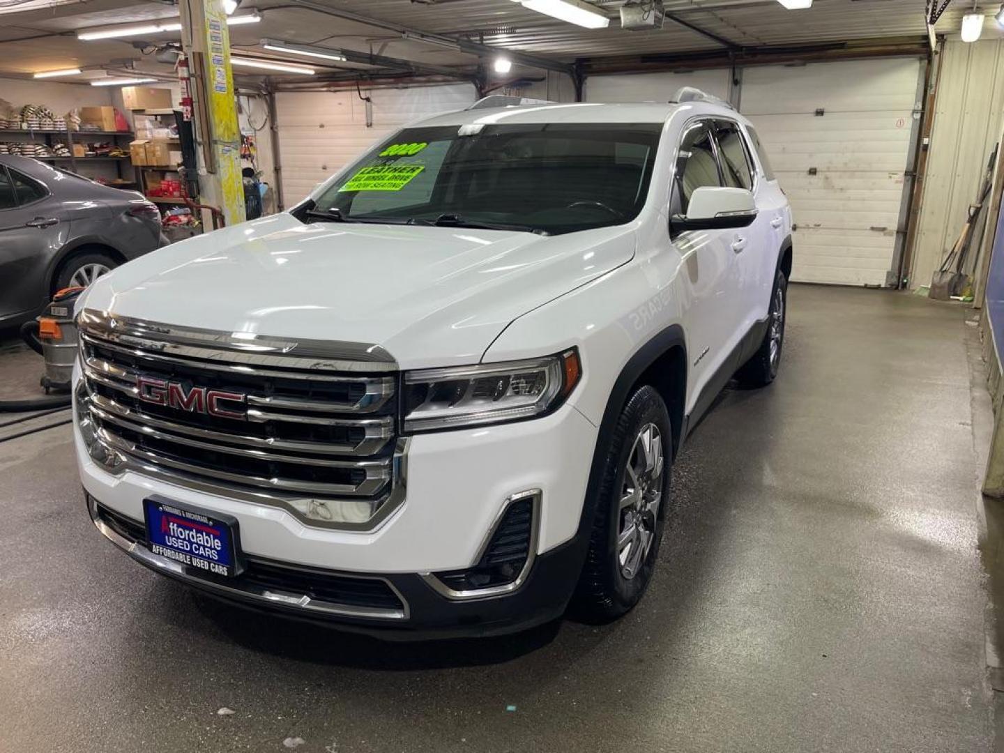 2020 WHITE GMC ACADIA SLT (1GKKNULS4LZ) with an 3.6L engine, Automatic transmission, located at 2525 S. Cushman, Fairbanks, AK, 99701, (907) 452-5707, 64.824036, -147.712311 - Photo#1