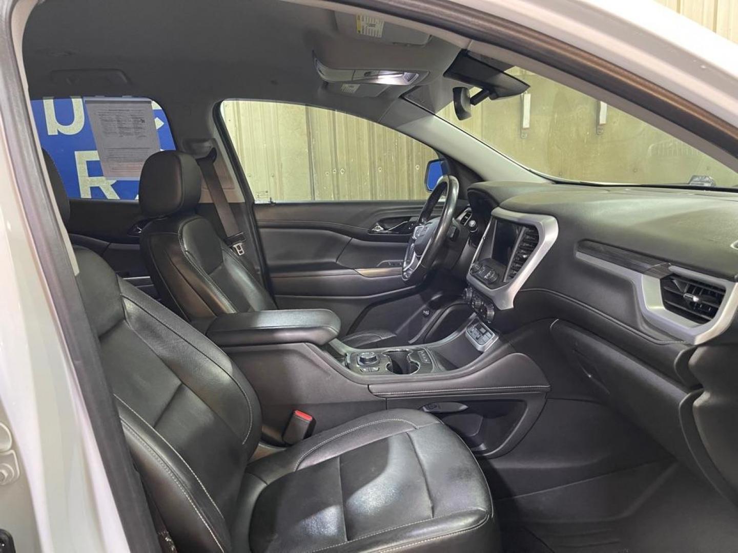 2020 WHITE GMC ACADIA SLT (1GKKNULS4LZ) with an 3.6L engine, Automatic transmission, located at 2525 S. Cushman, Fairbanks, AK, 99701, (907) 452-5707, 64.824036, -147.712311 - Photo#3