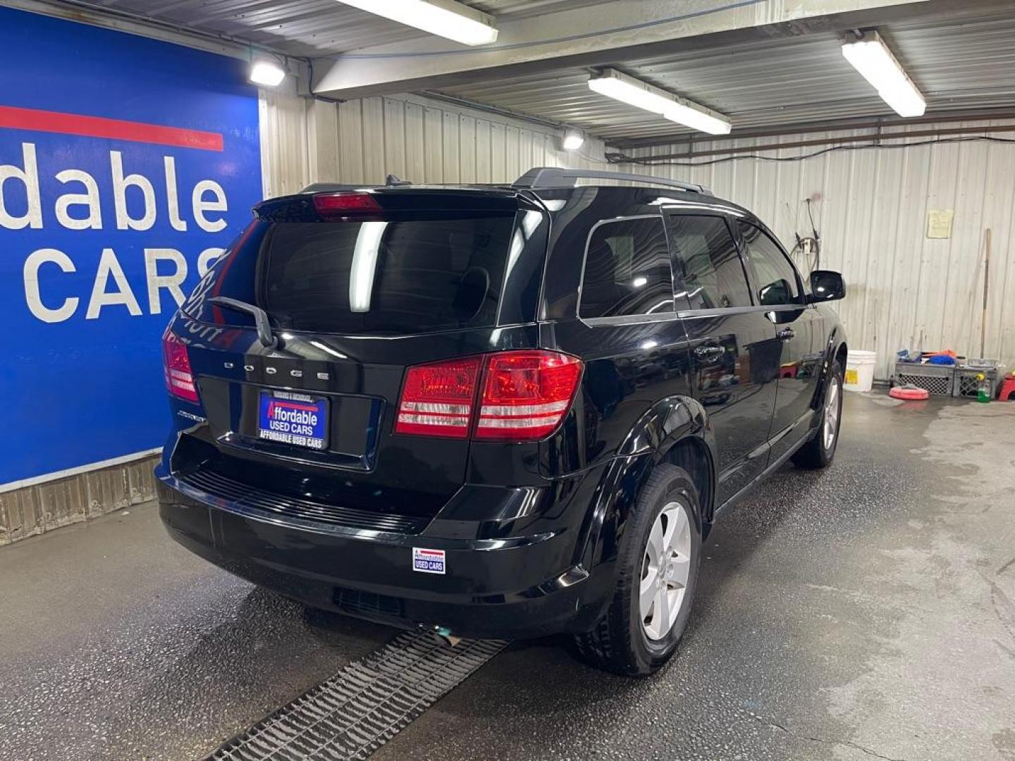 2017 BLACK DODGE JOURNEY SE (3C4PDCAB0HT) with an 2.4L engine, Automatic transmission, located at 2525 S. Cushman, Fairbanks, AK, 99701, (907) 452-5707, 64.824036, -147.712311 - Photo#2