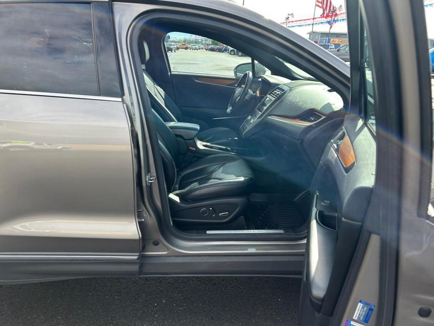 2016 BRONZE LINCOLN MKC RESERVE (5LMTJ3DH2GU) with an 2.3L engine, Automatic transmission, located at 2525 S. Cushman, Fairbanks, AK, 99701, (907) 452-5707, 64.824036, -147.712311 - Photo#4