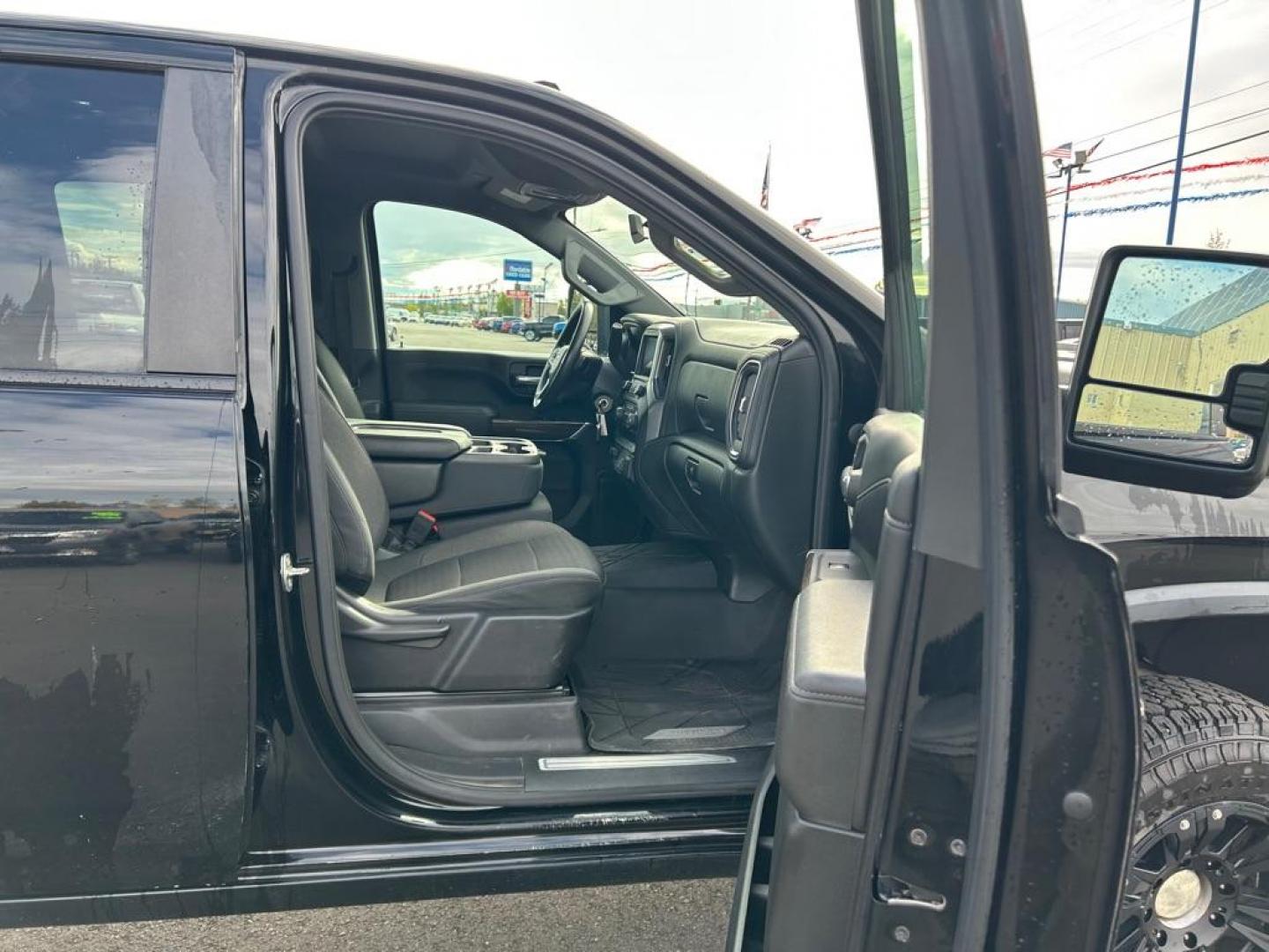2020 BLACK CHEVROLET SILVERADO 2500 HEAVY DUTY LT (1GC4YNE76LF) with an 6.6L engine, Automatic transmission, located at 2525 S. Cushman, Fairbanks, AK, 99701, (907) 452-5707, 64.824036, -147.712311 - Photo#4