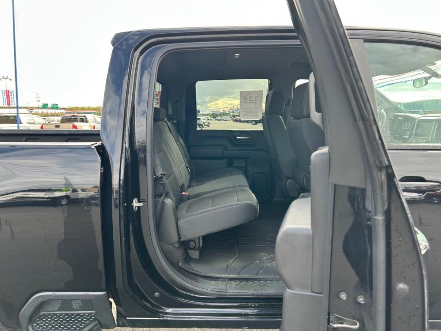 2020 BLACK CHEVROLET SILVERADO 2500 HEAVY DUTY LT (1GC4YNE76LF) with an 6.6L engine, Automatic transmission, located at 2525 S. Cushman, Fairbanks, AK, 99701, (907) 452-5707, 64.824036, -147.712311 - Photo#5