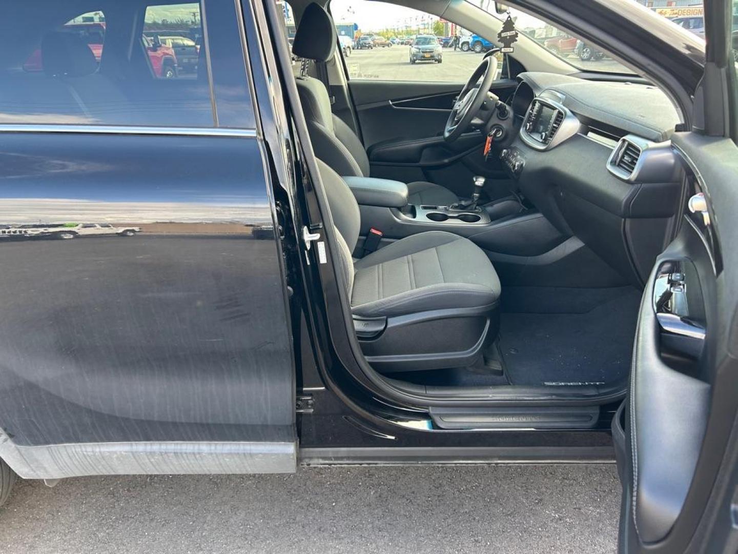 2019 BLACK KIA SORENTO L (5XYPGDA30KG) with an 2.4L engine, Automatic transmission, located at 2525 S. Cushman, Fairbanks, AK, 99701, (907) 452-5707, 64.824036, -147.712311 - Photo#4